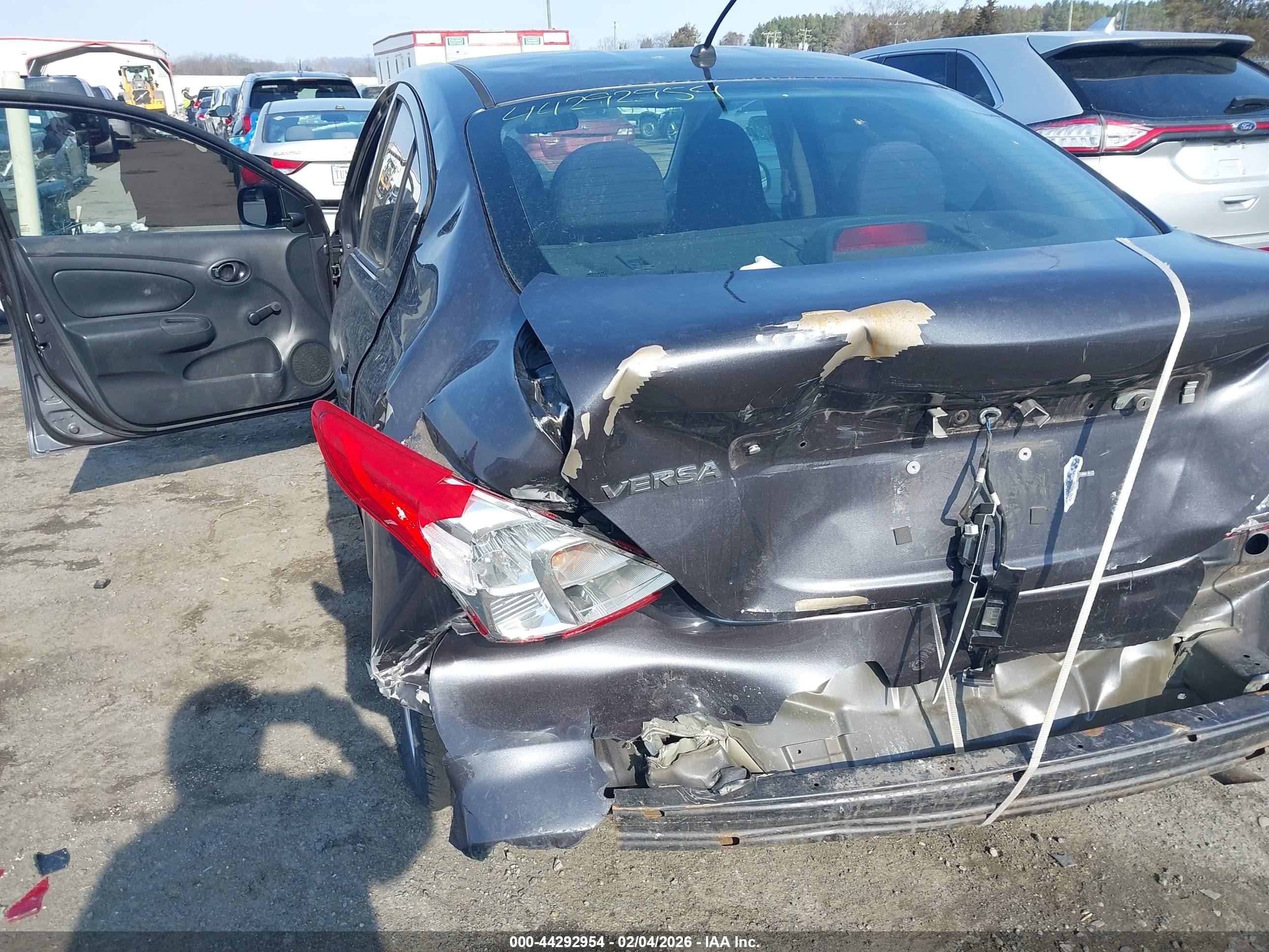 NISSAN VERSA image 6