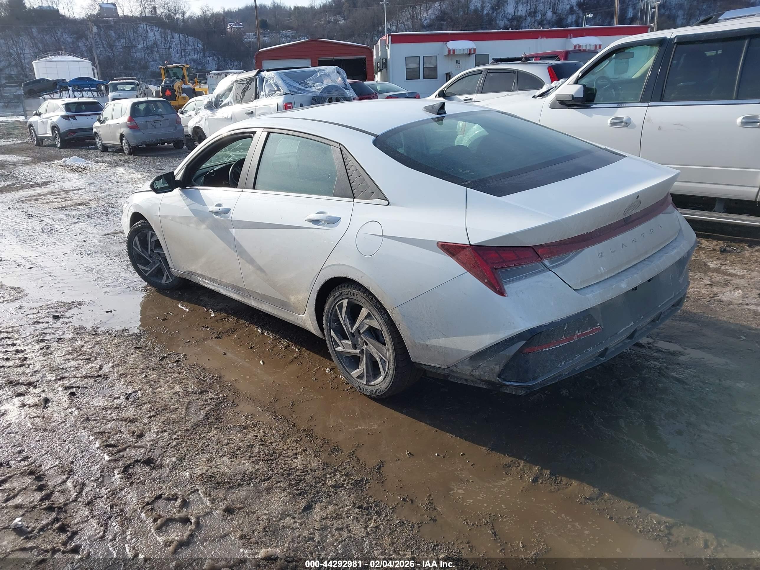 HYUNDAI ELANTRA image 3