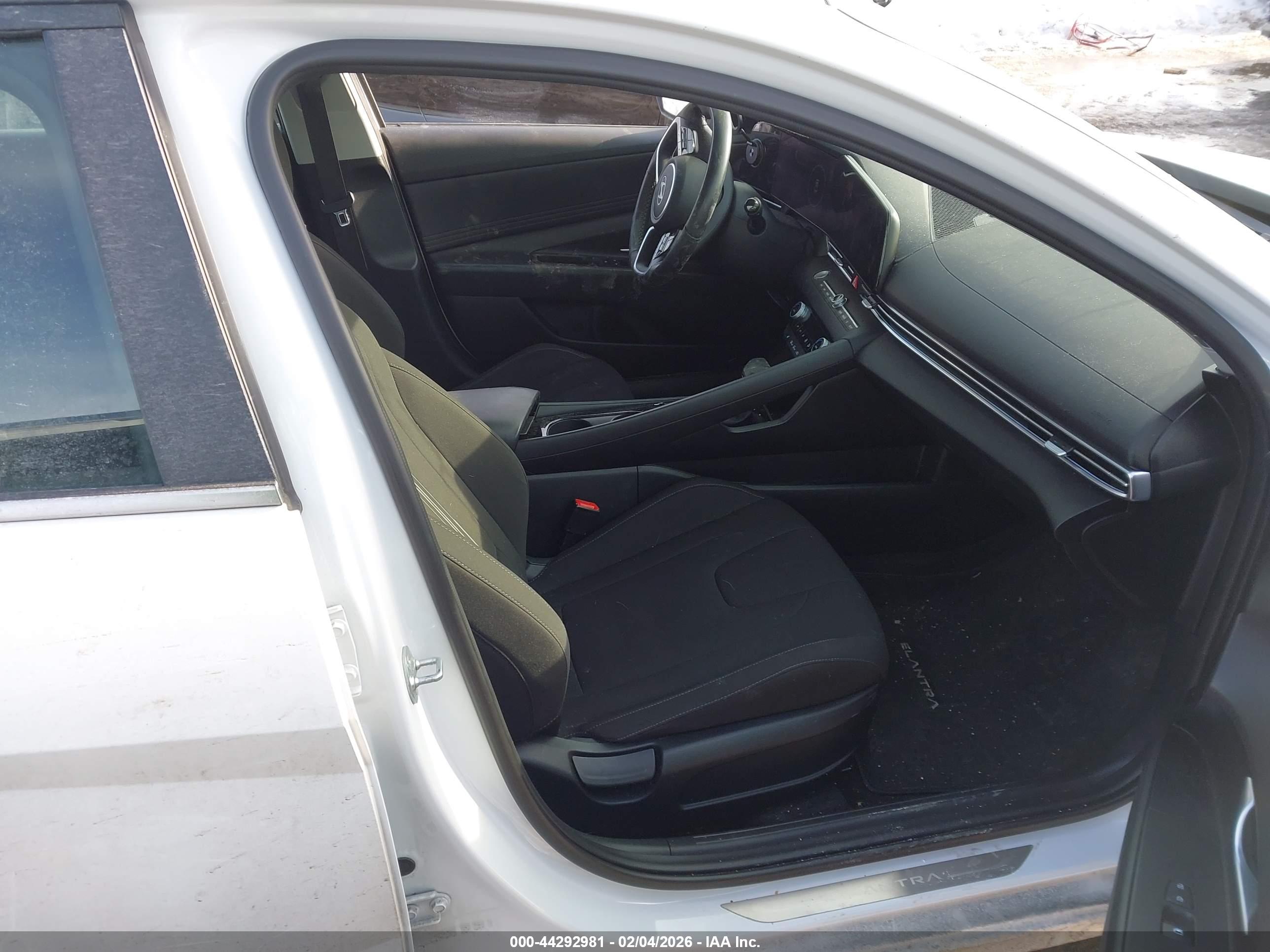HYUNDAI ELANTRA image 5