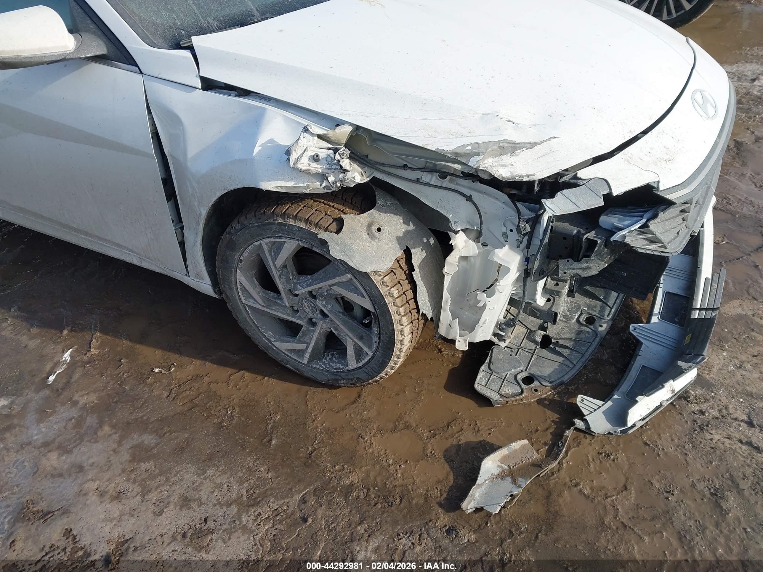 HYUNDAI ELANTRA image 6