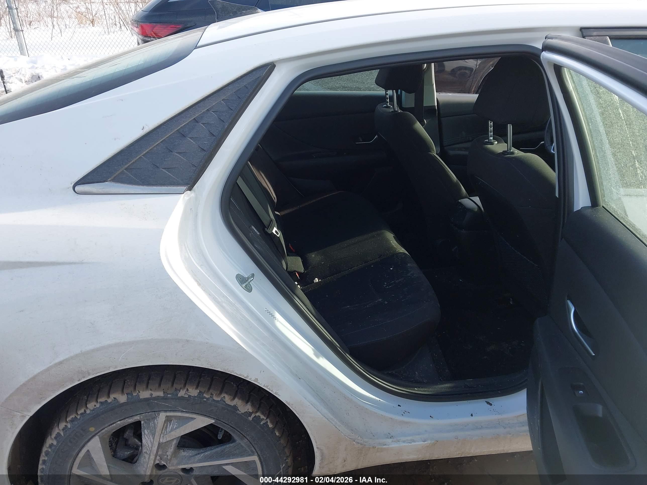 HYUNDAI ELANTRA image 8