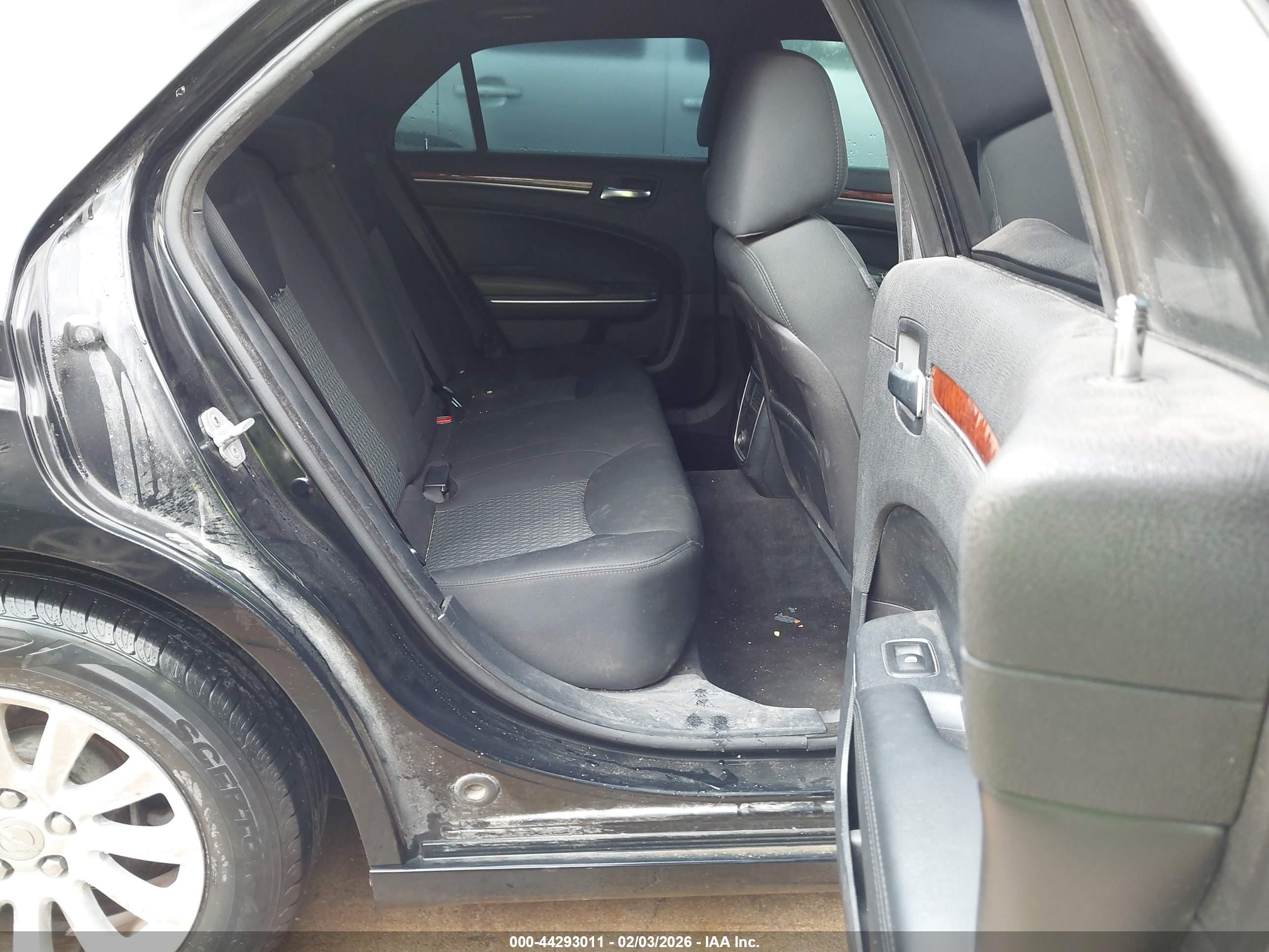 CHRYSLER 300 image 8