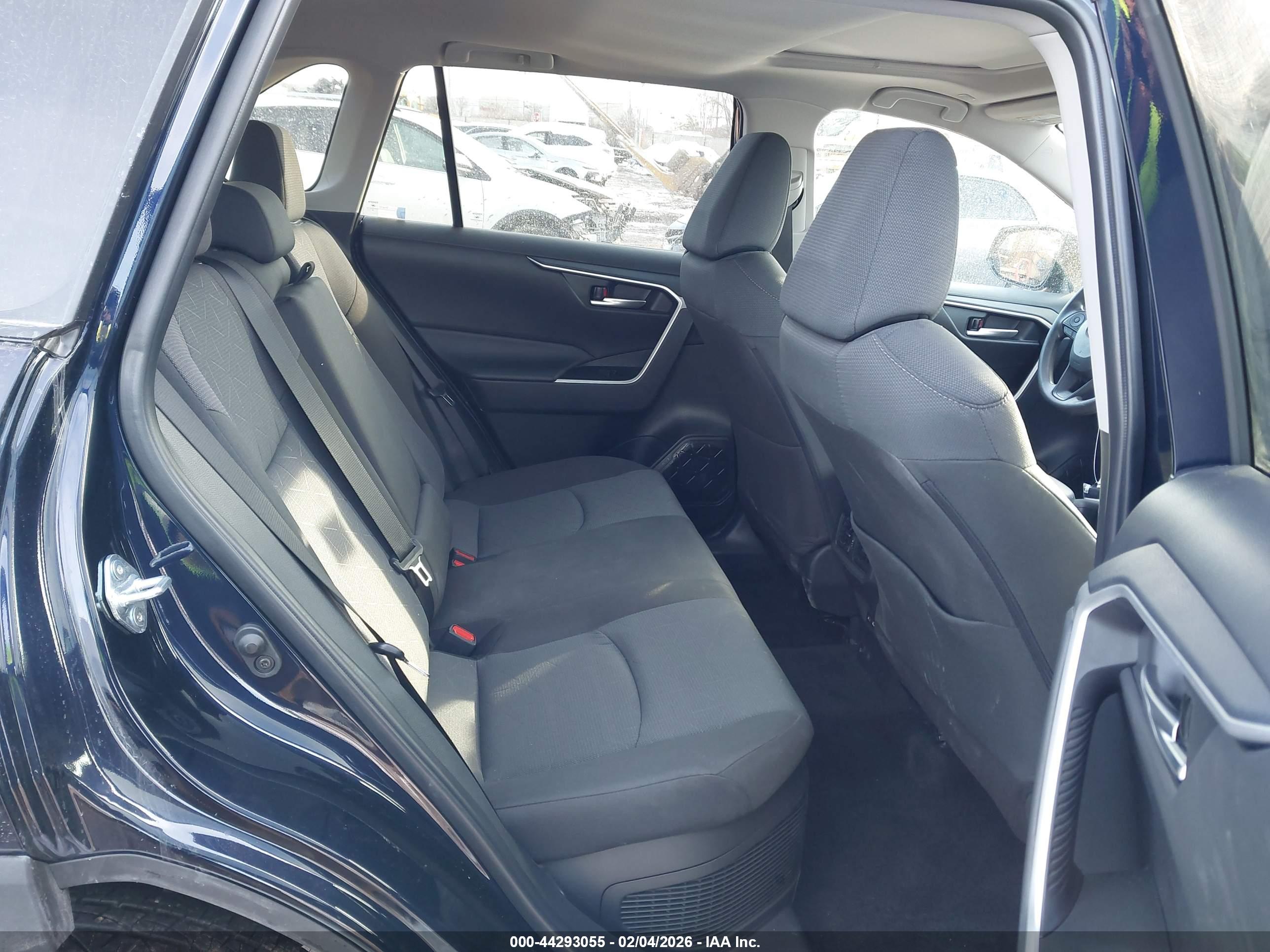 TOYOTA RAV4 image 8
