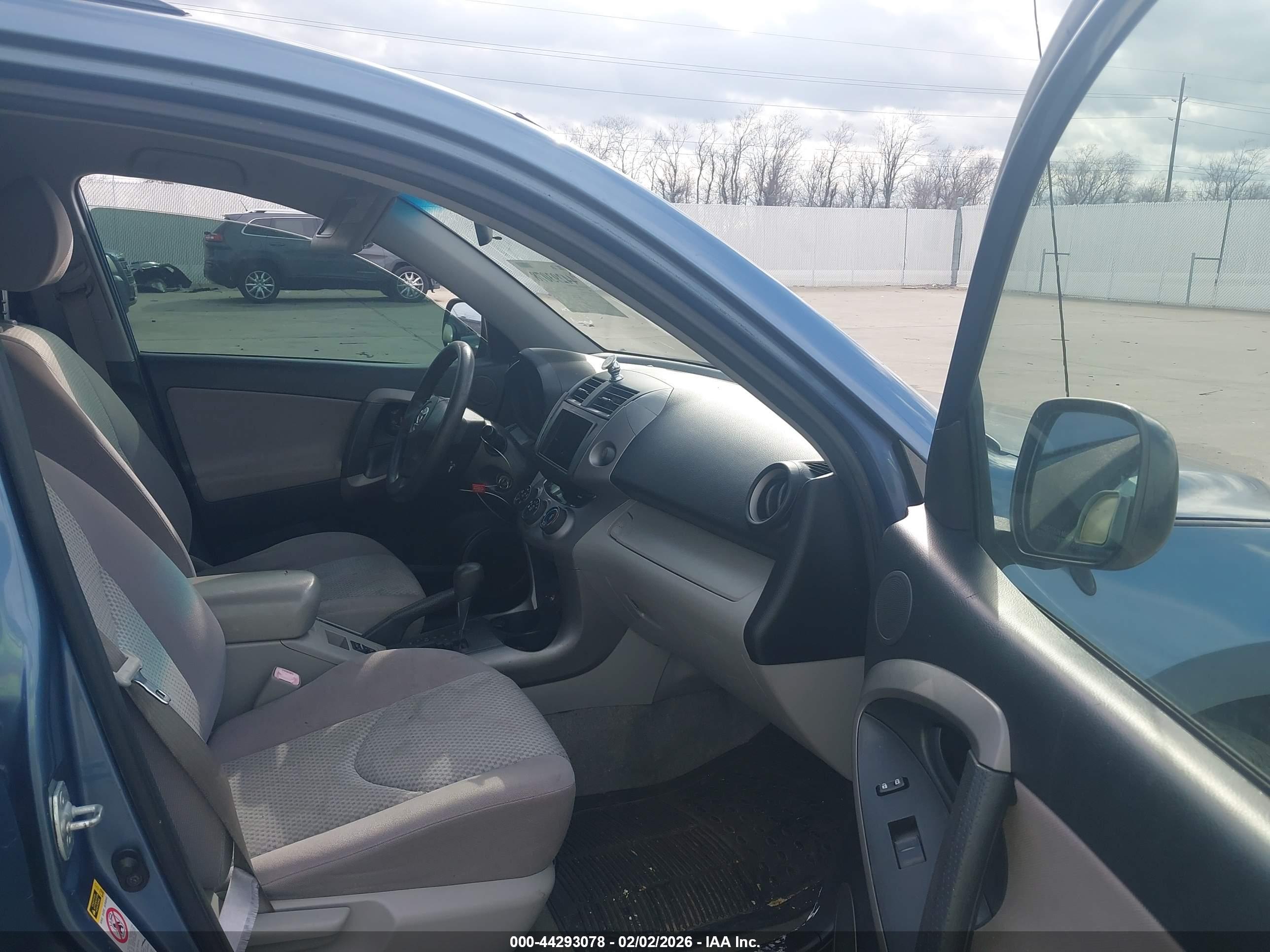 TOYOTA RAV4 image 5