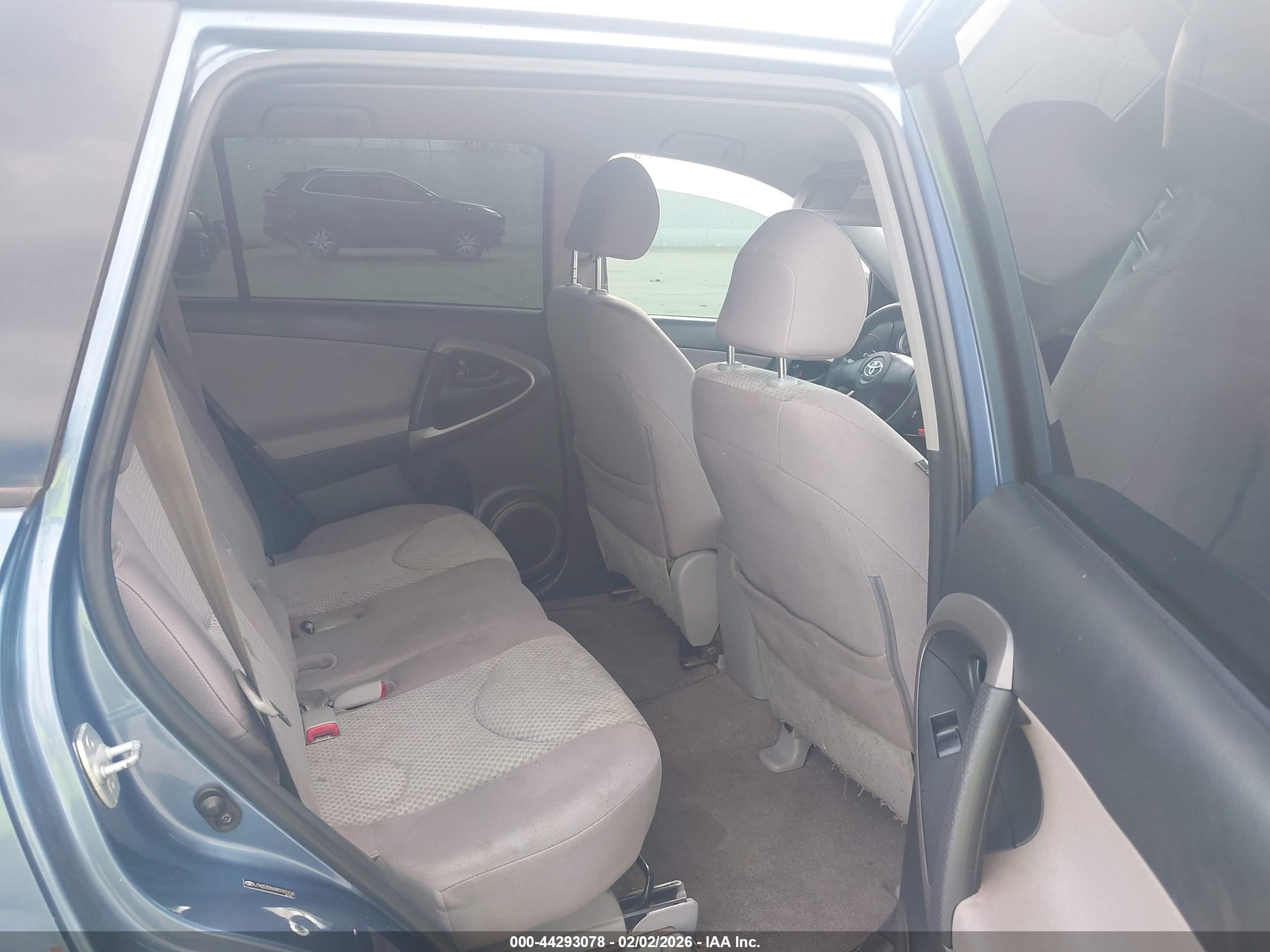 TOYOTA RAV4 image 8
