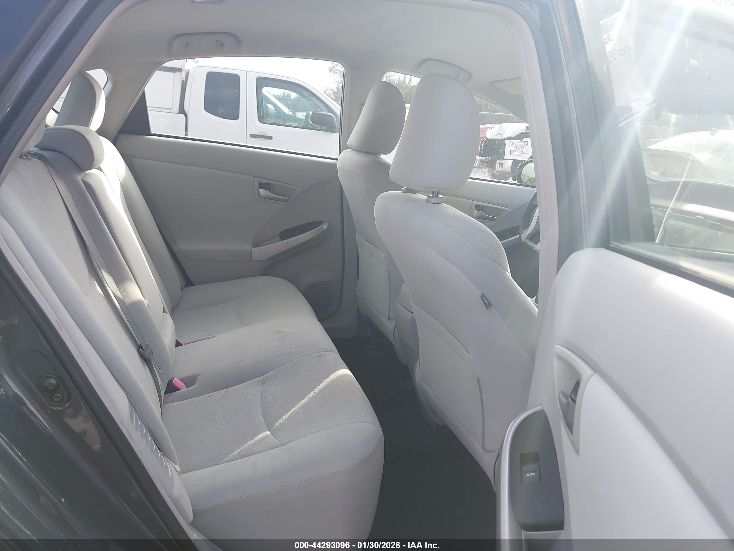 TOYOTA PRIUS image 8