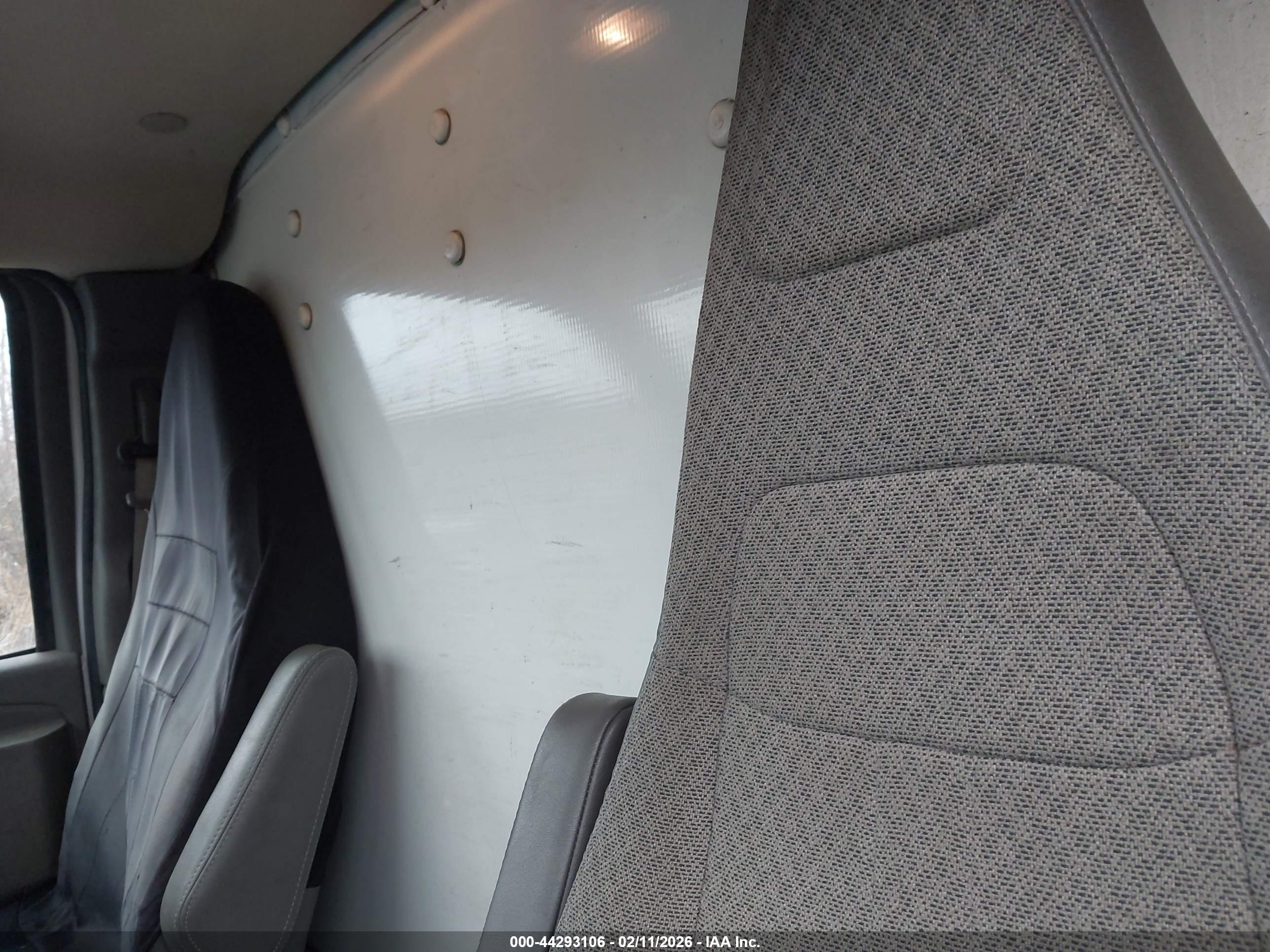 CHEVROLET EXPRESS image 8