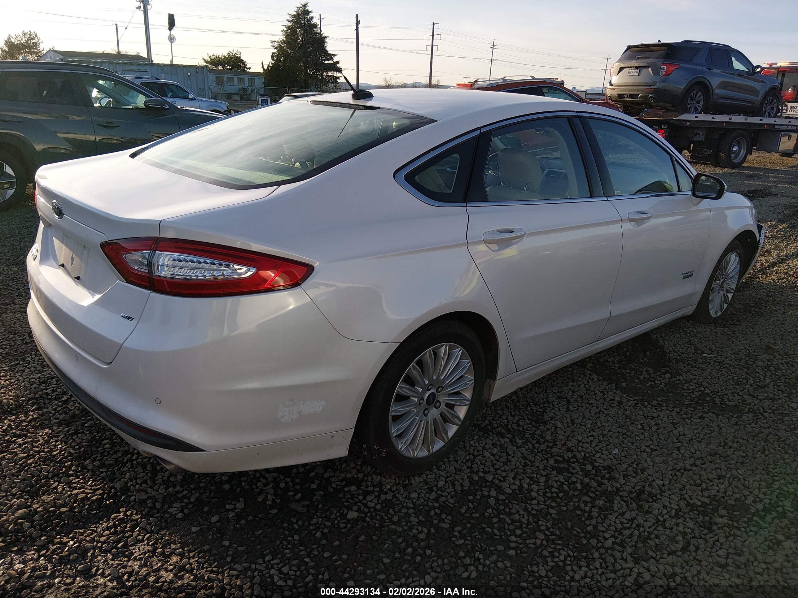 FORD FUSION image 4