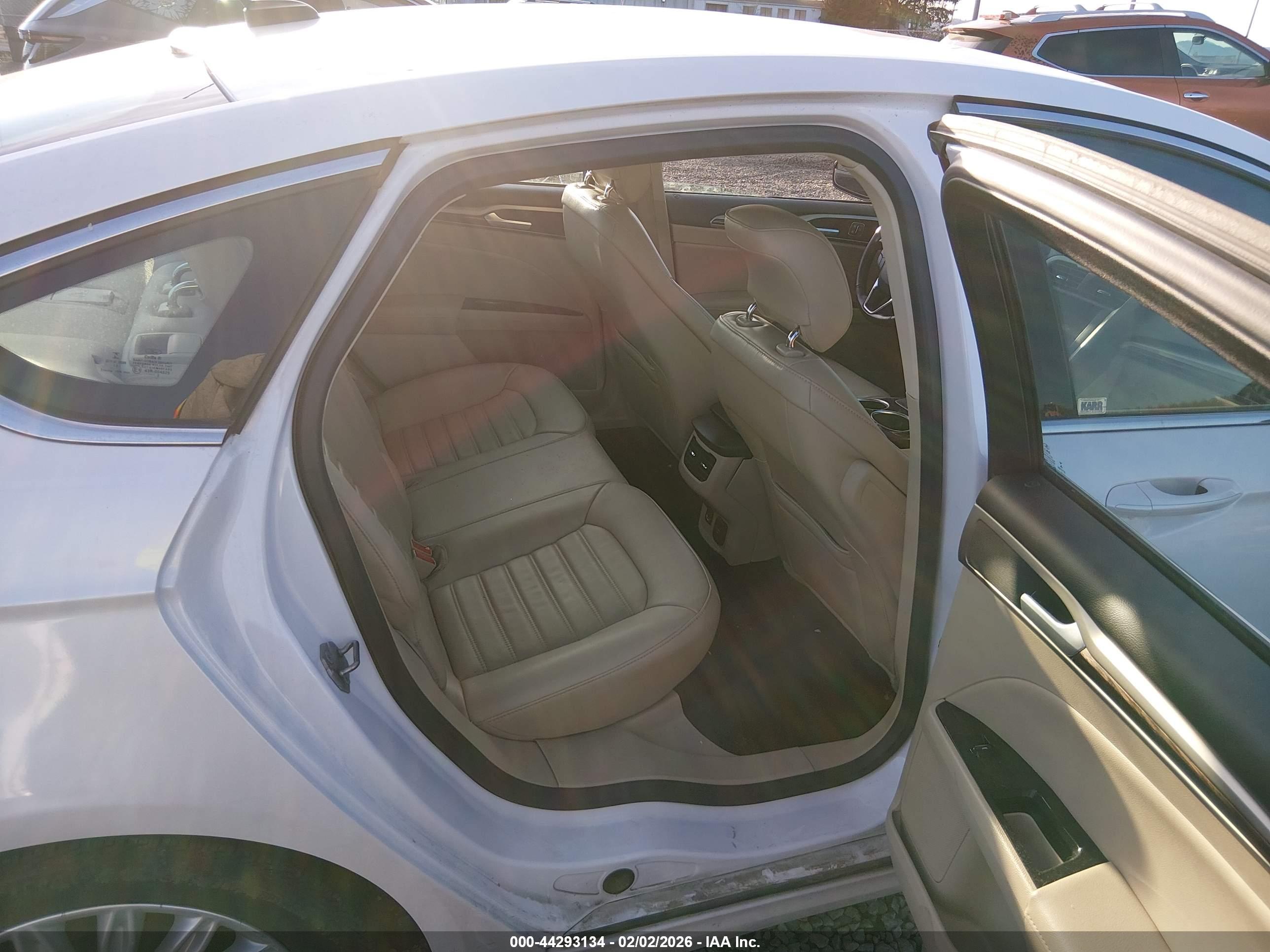 FORD FUSION image 8