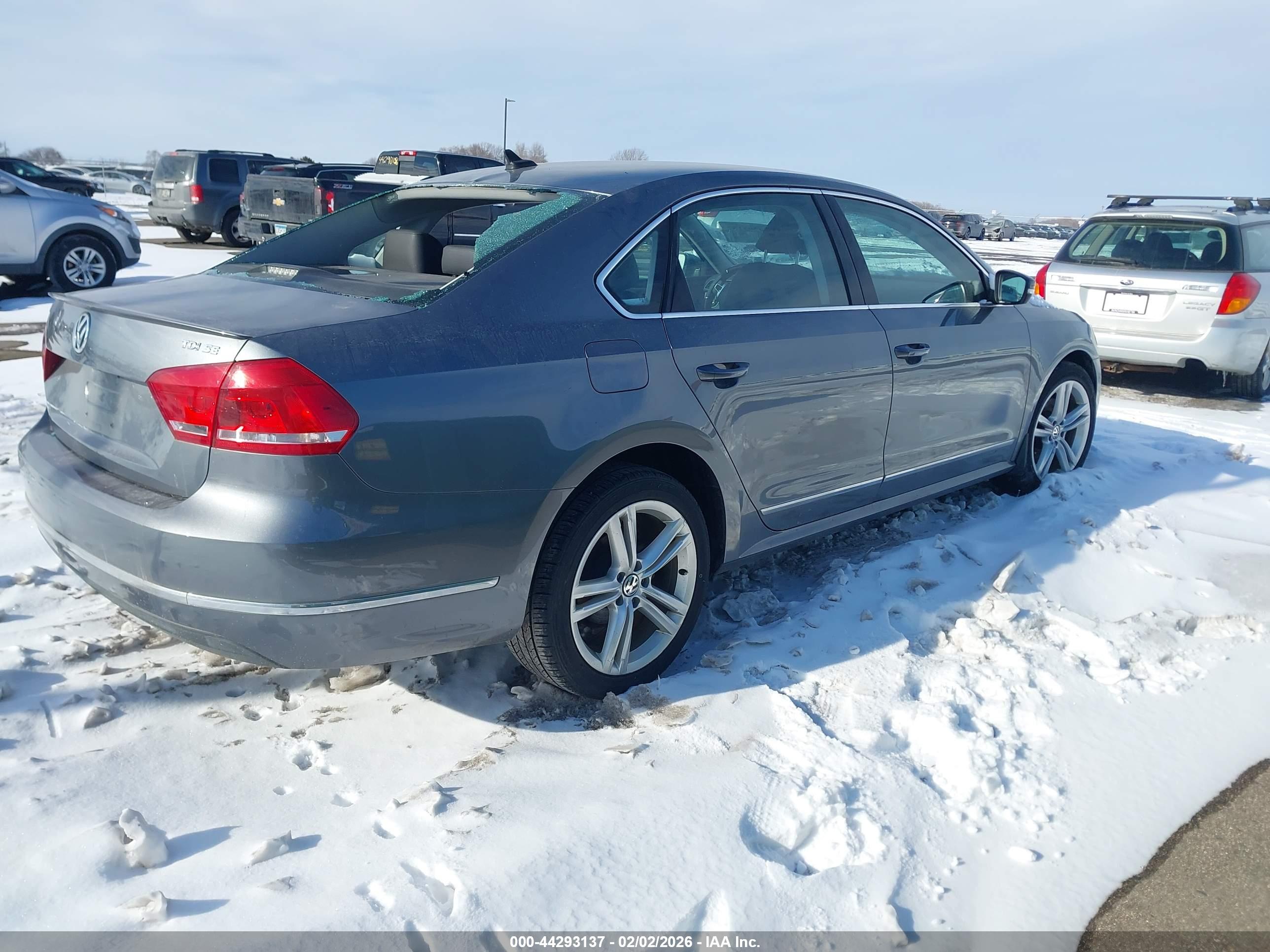 VOLKSWAGEN PASSAT image 4