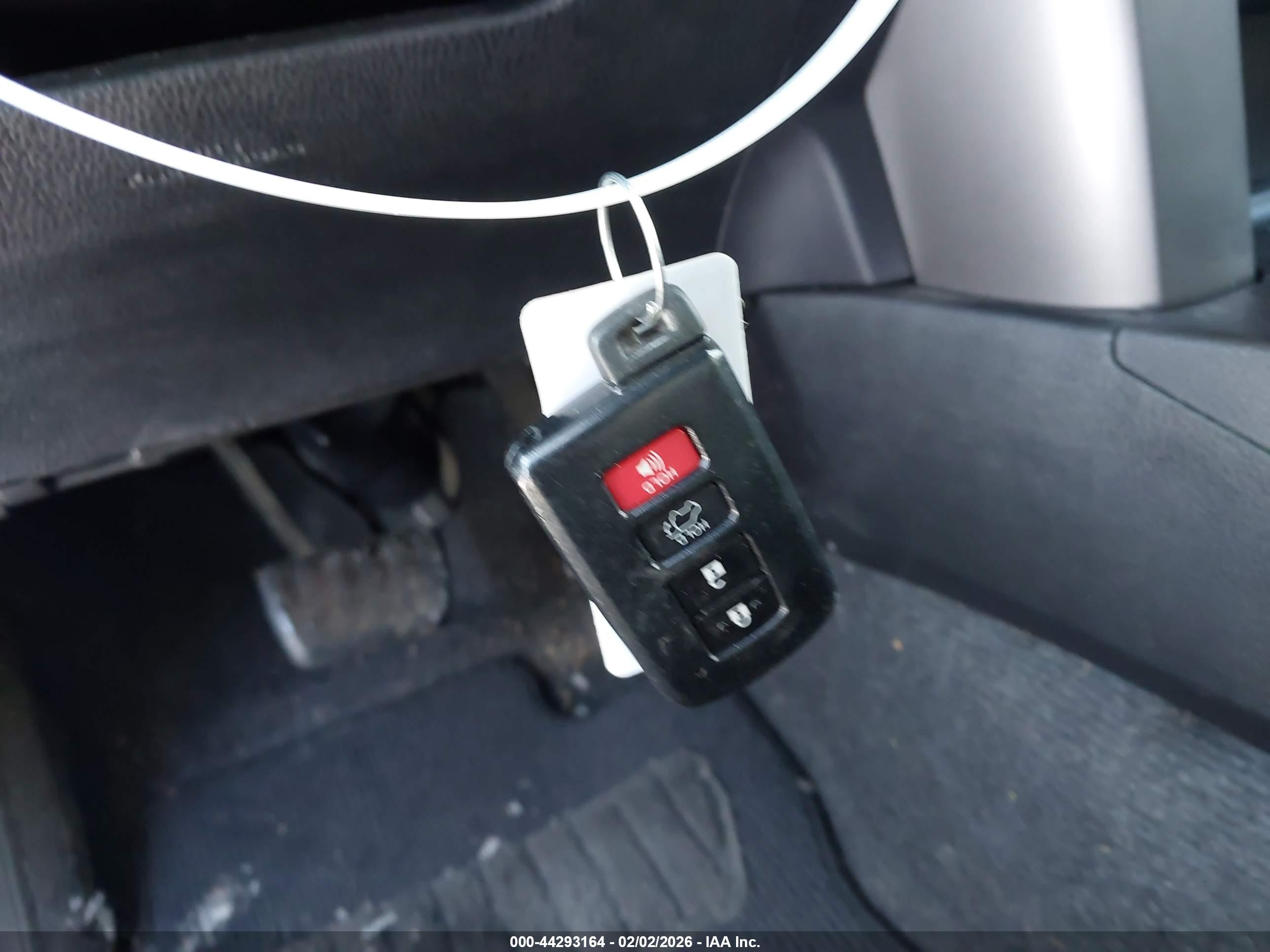 TOYOTA RAV4 image 11