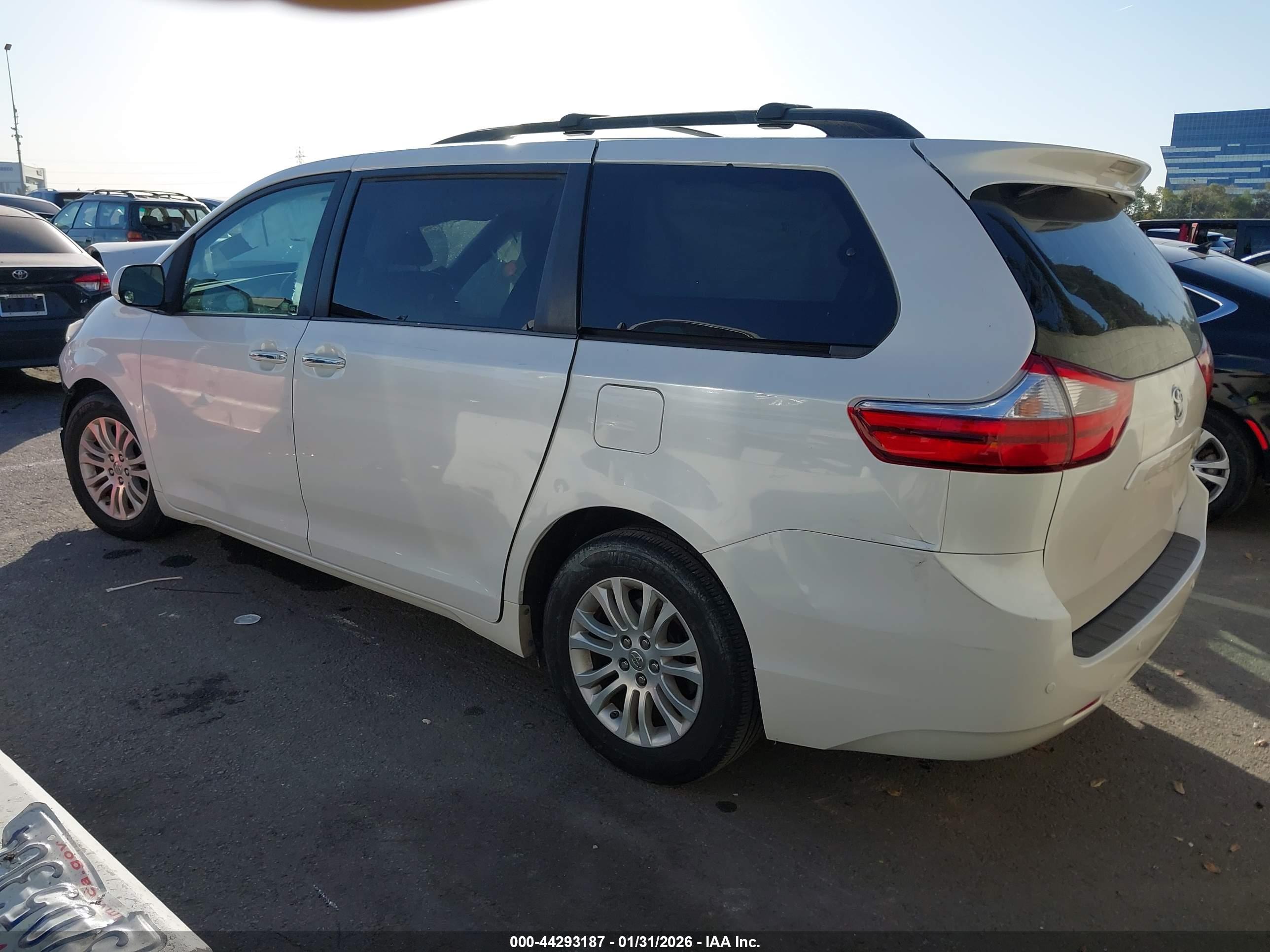 TOYOTA SIENNA image 3