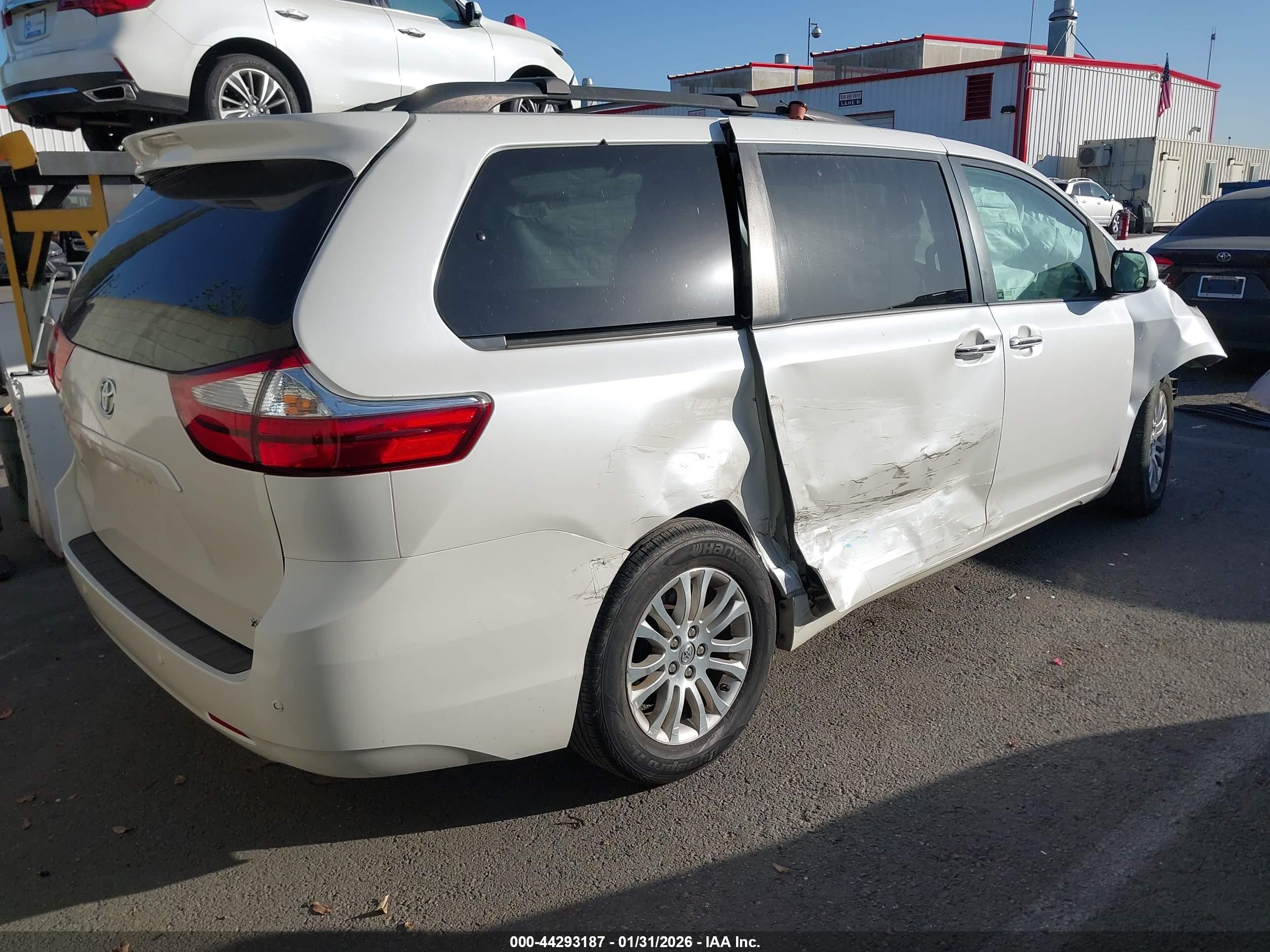 TOYOTA SIENNA image 4