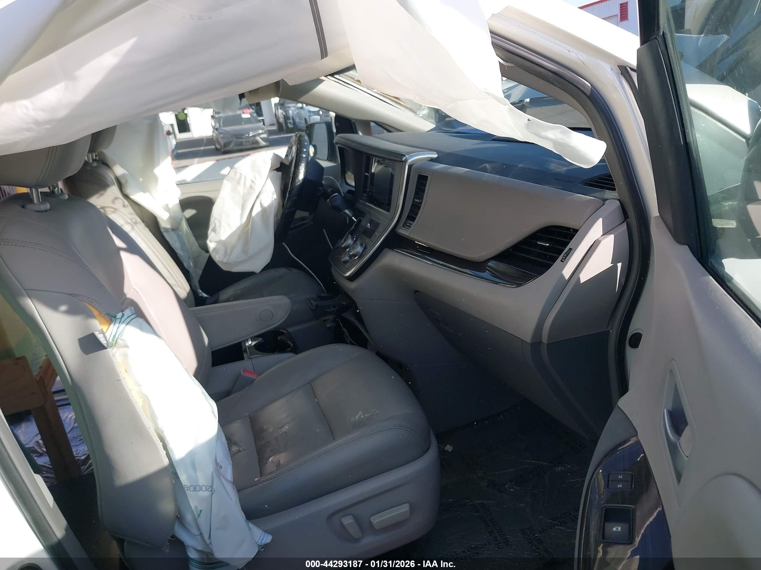 TOYOTA SIENNA image 5