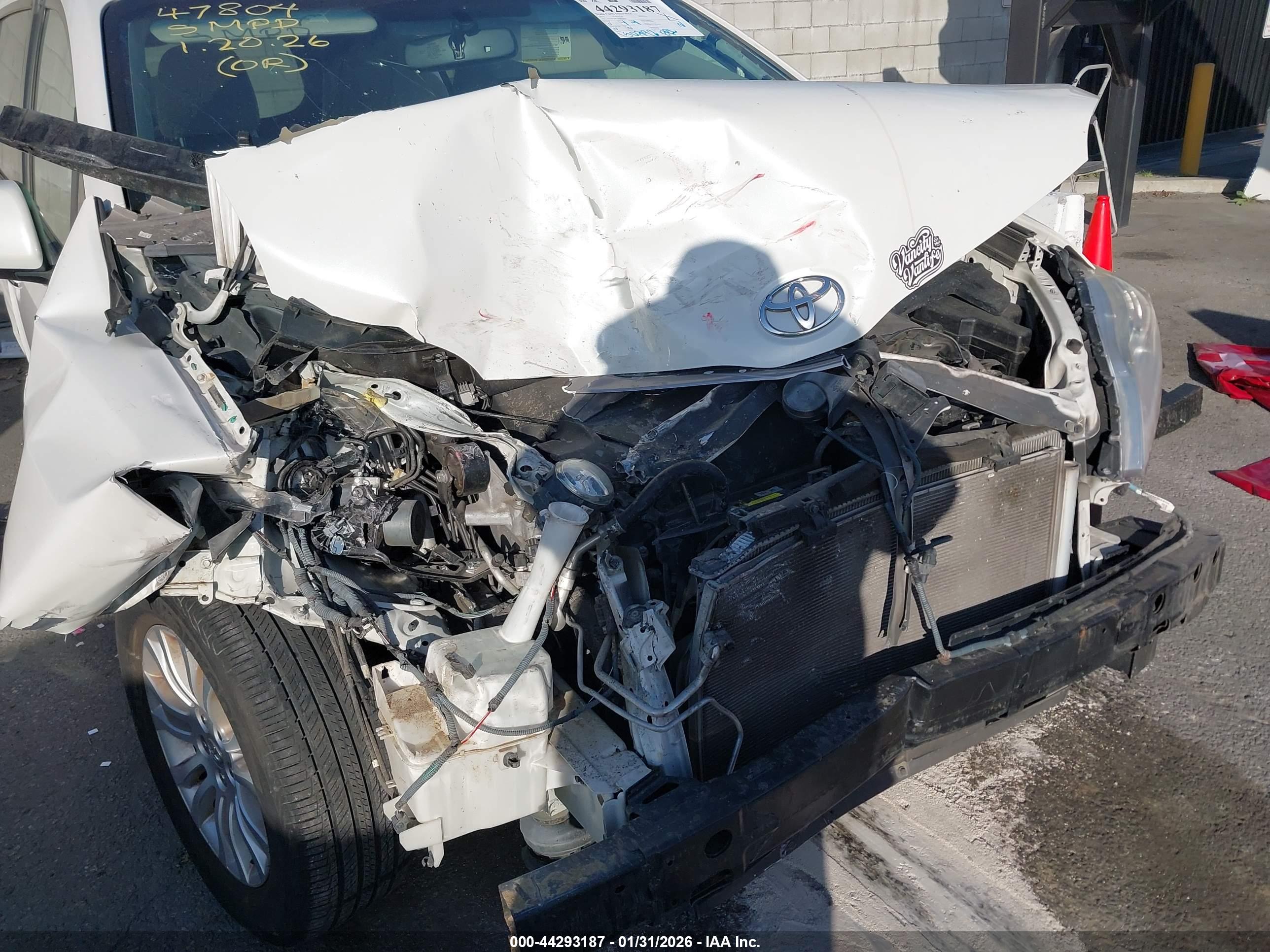 TOYOTA SIENNA image 6