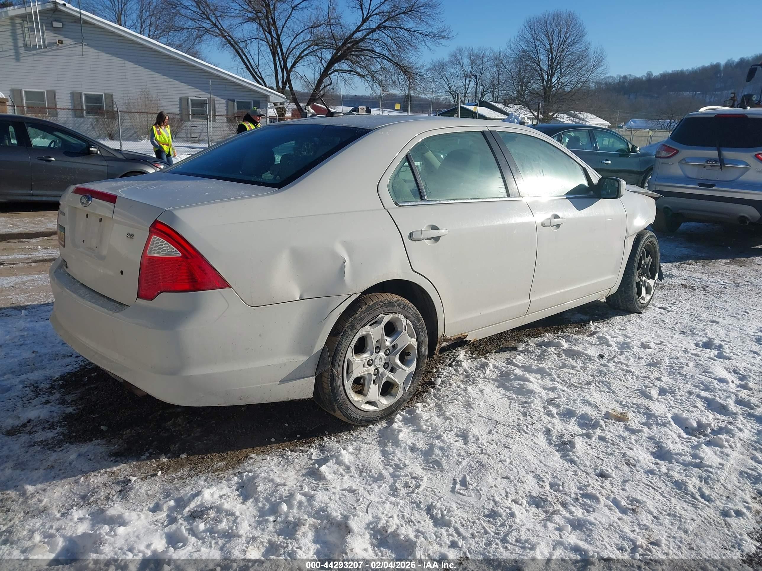 FORD FUSION image 4