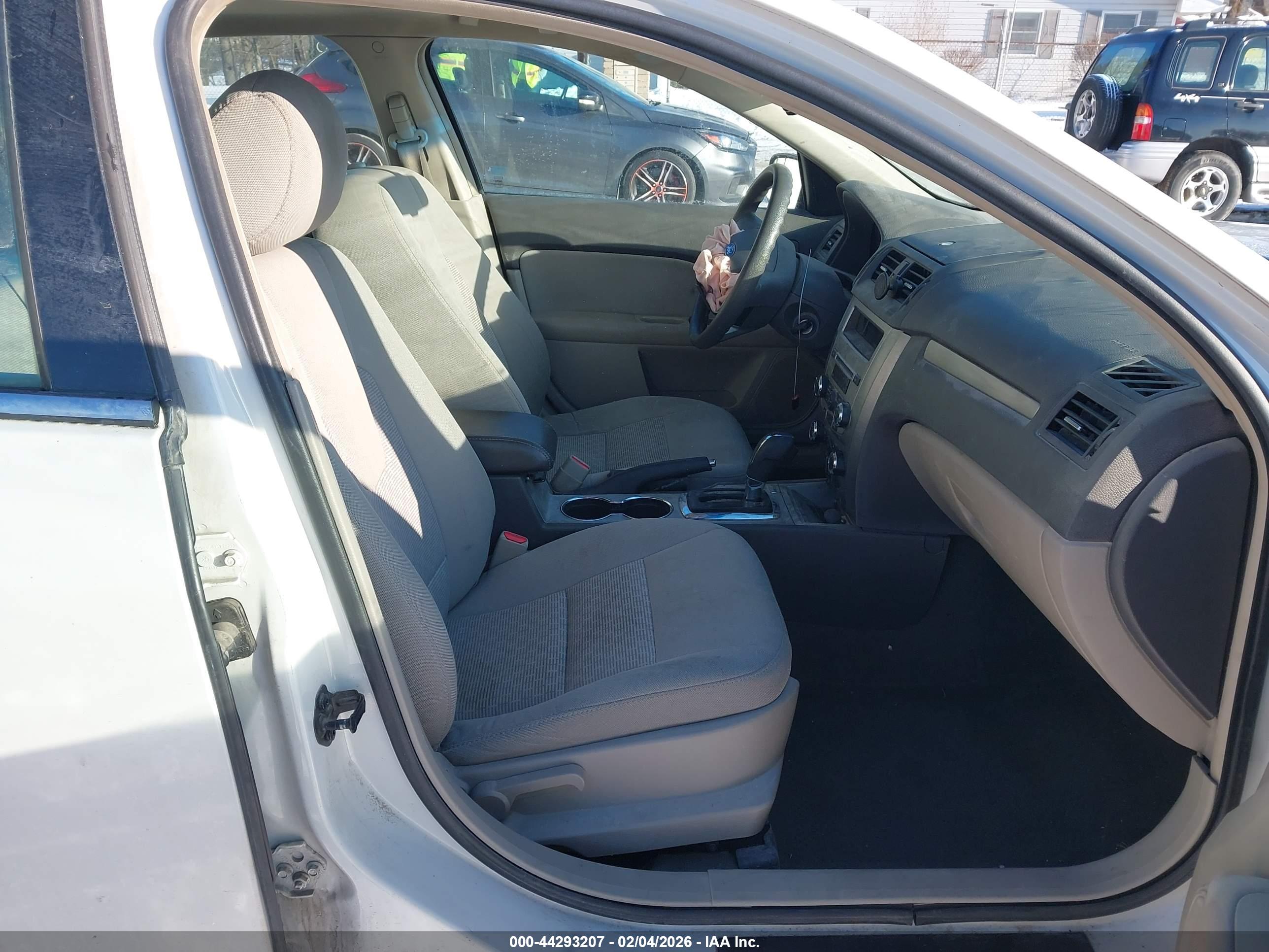 FORD FUSION image 5