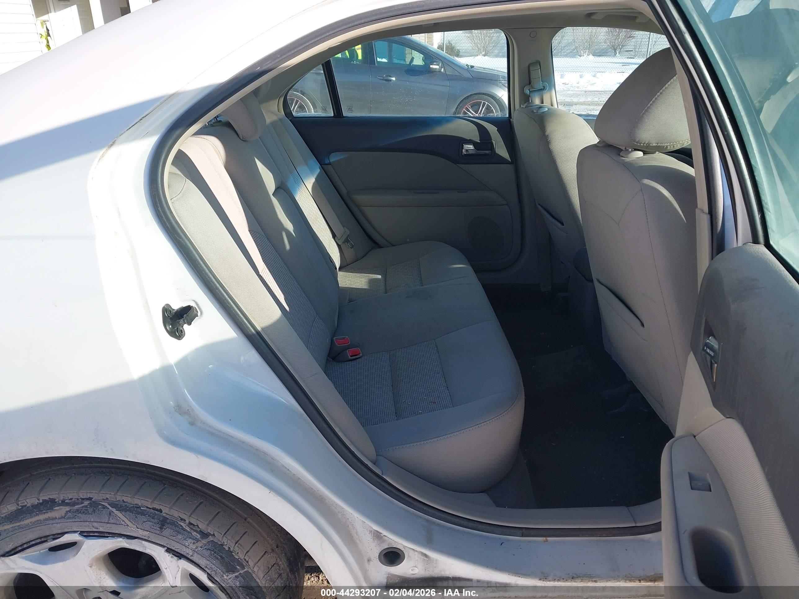 FORD FUSION image 8