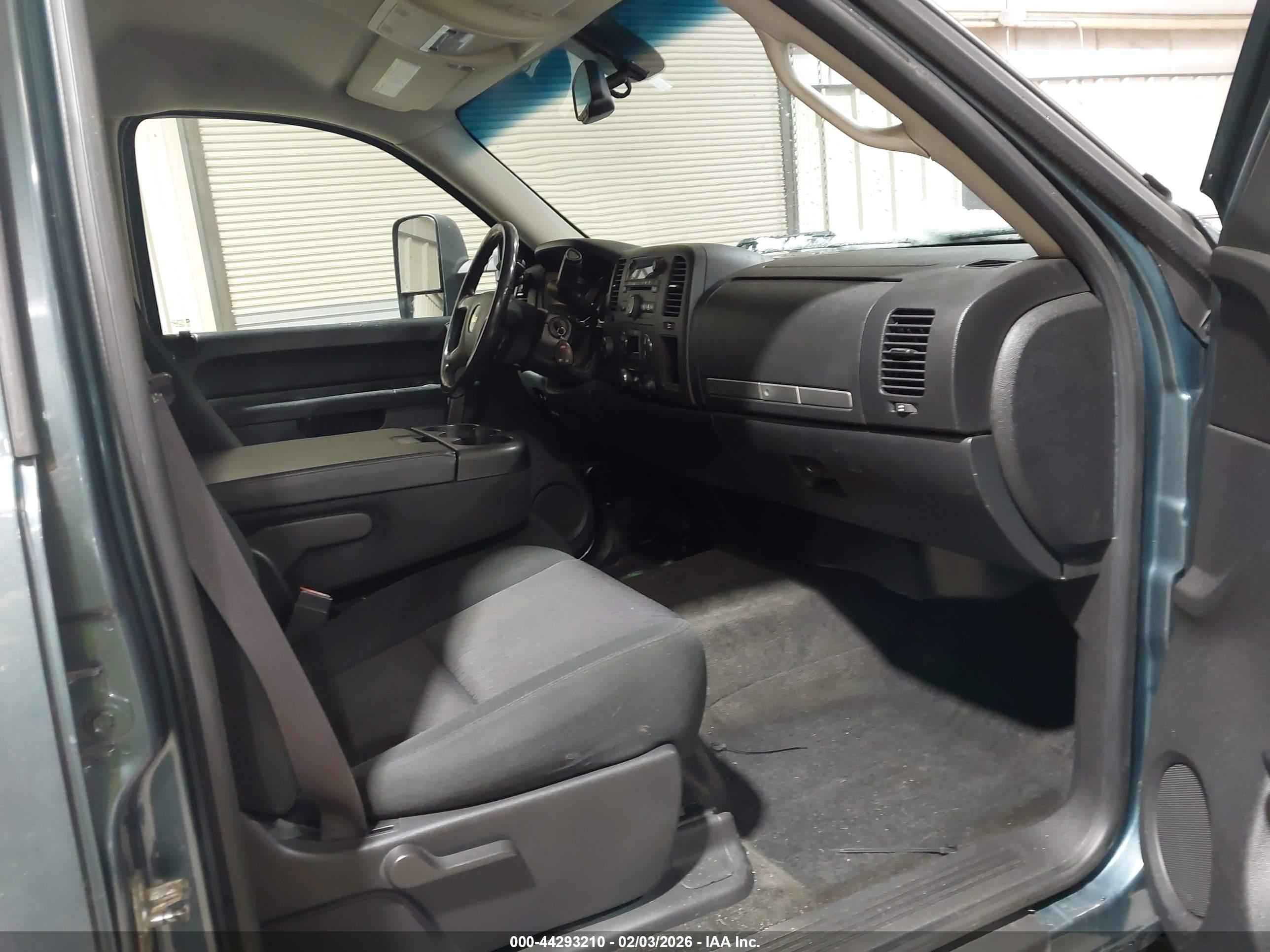 CHEVROLET SILVERADO image 5