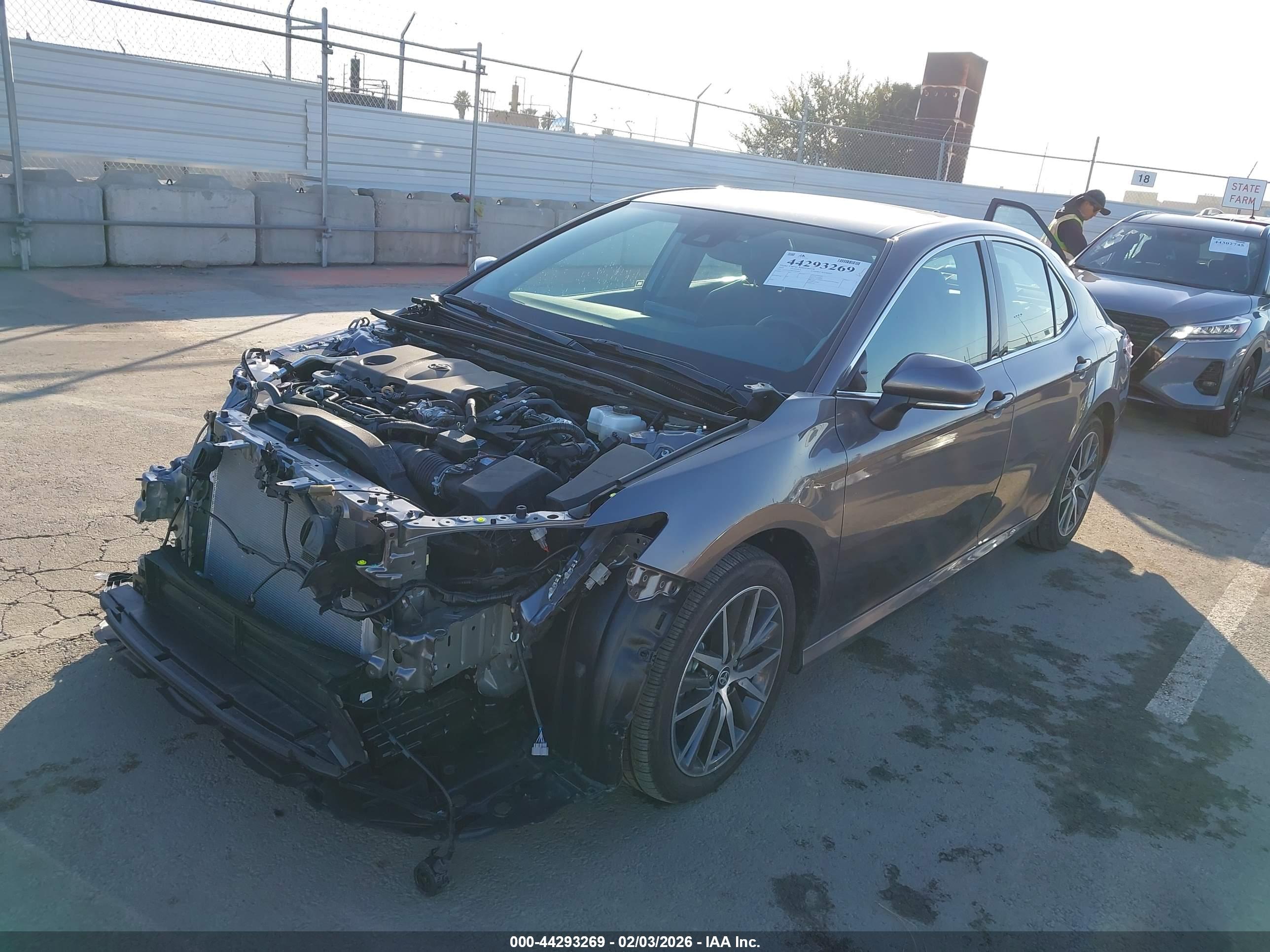 TOYOTA CAMRY image 2