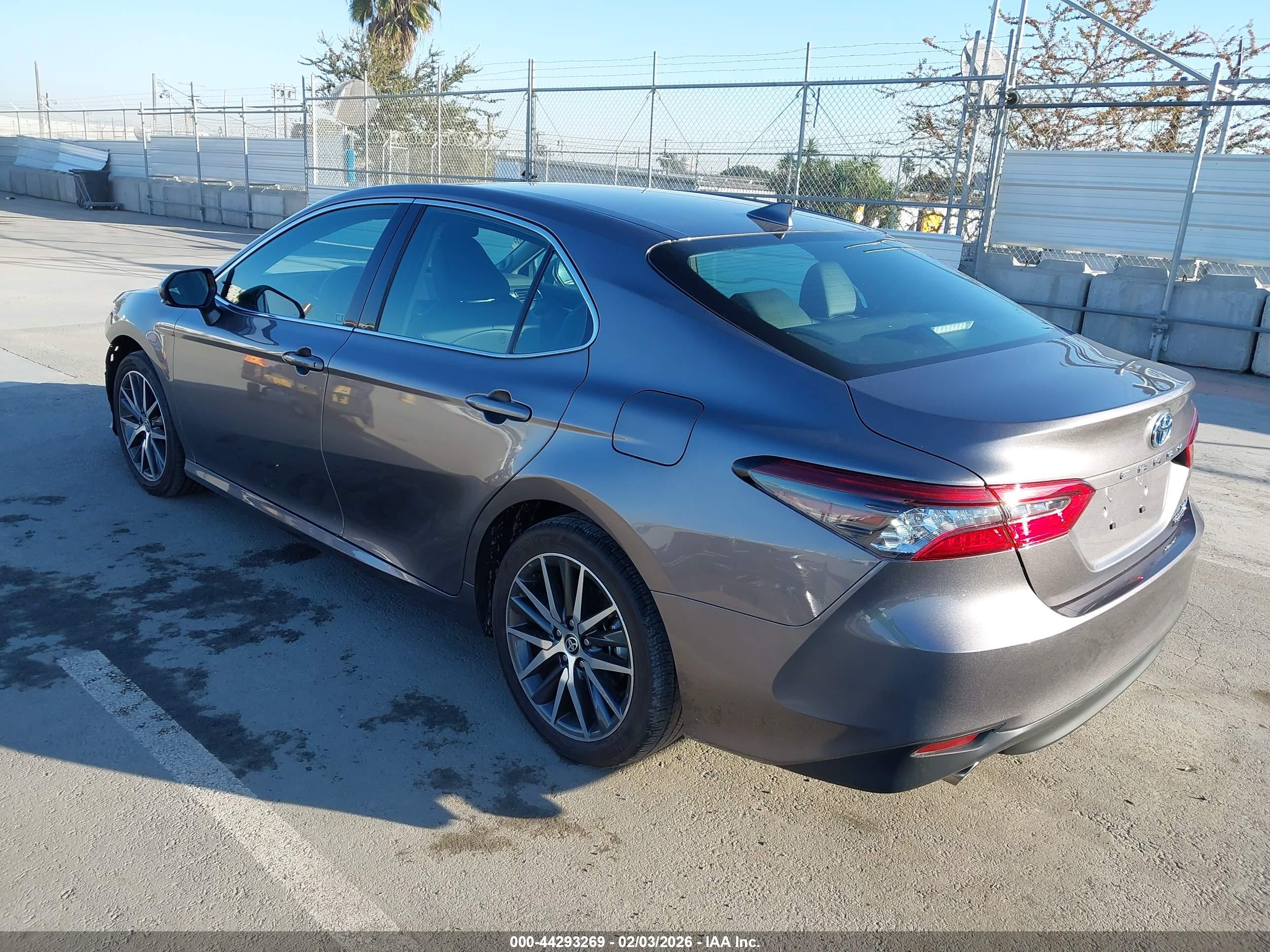 TOYOTA CAMRY image 3