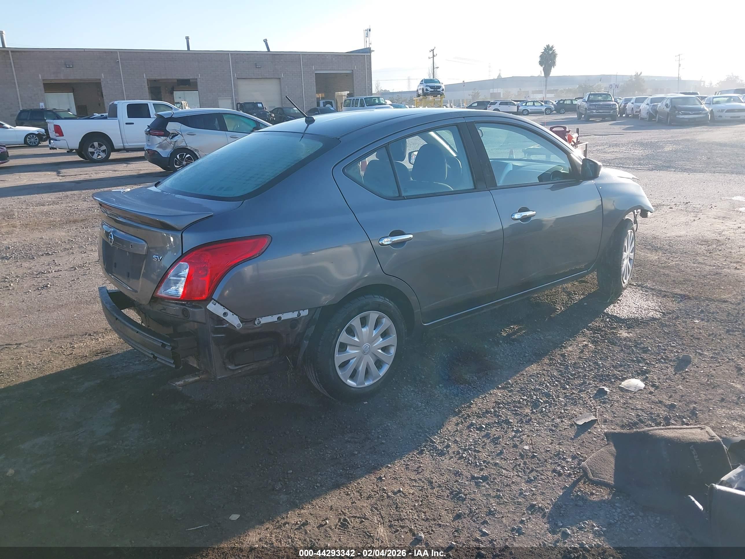 NISSAN VERSA image 4