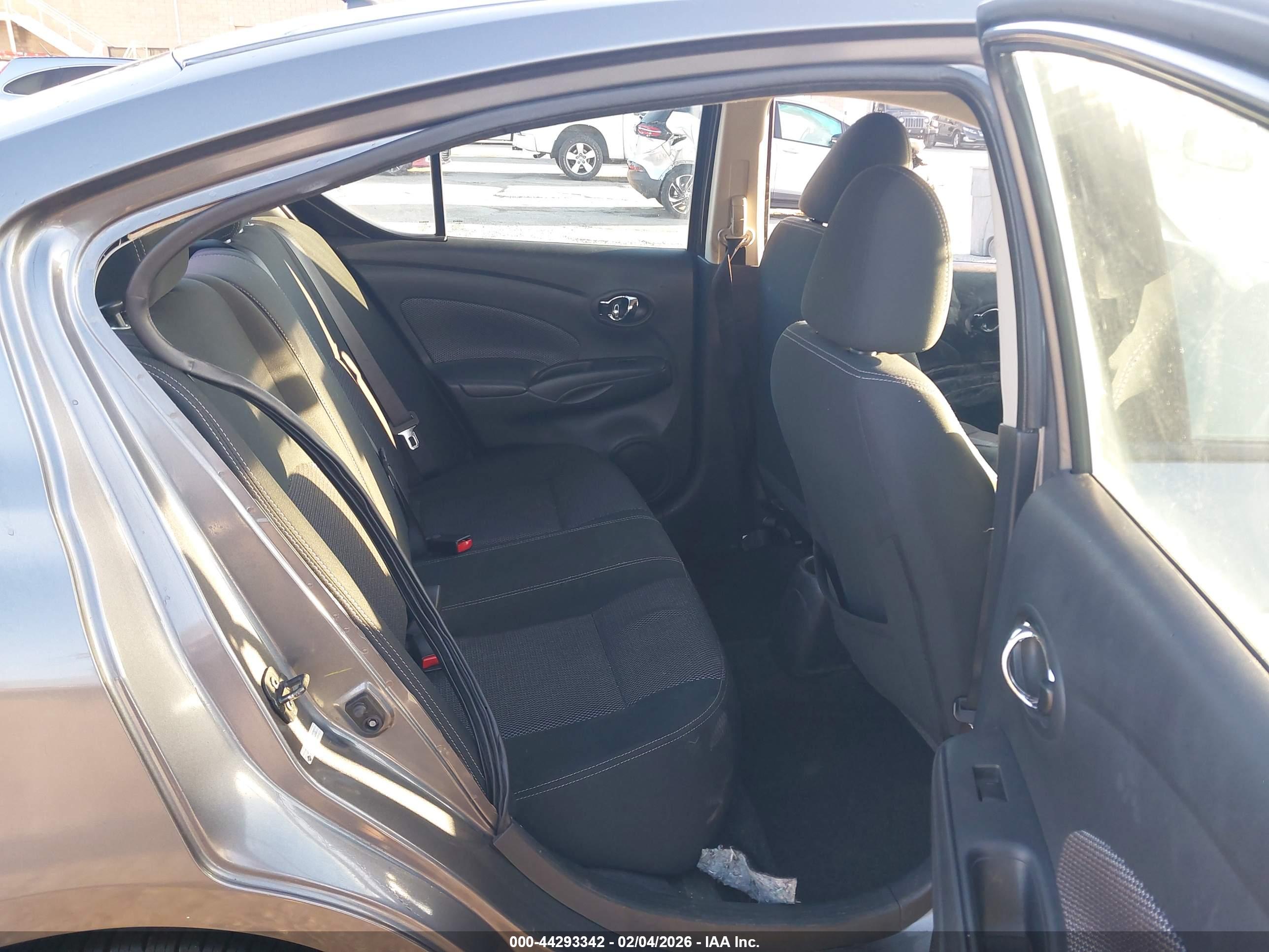 NISSAN VERSA image 8