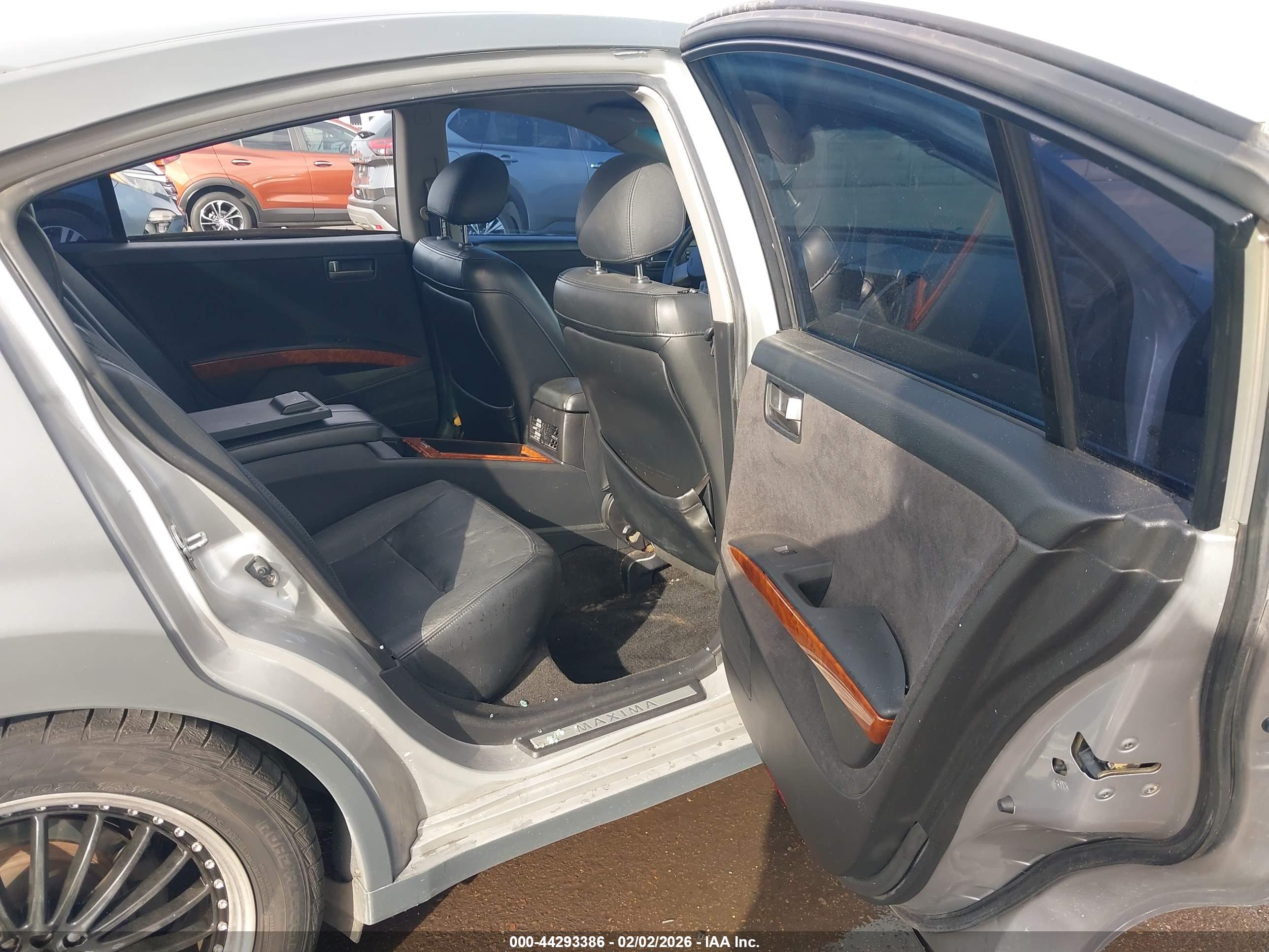 NISSAN MAXIMA image 8