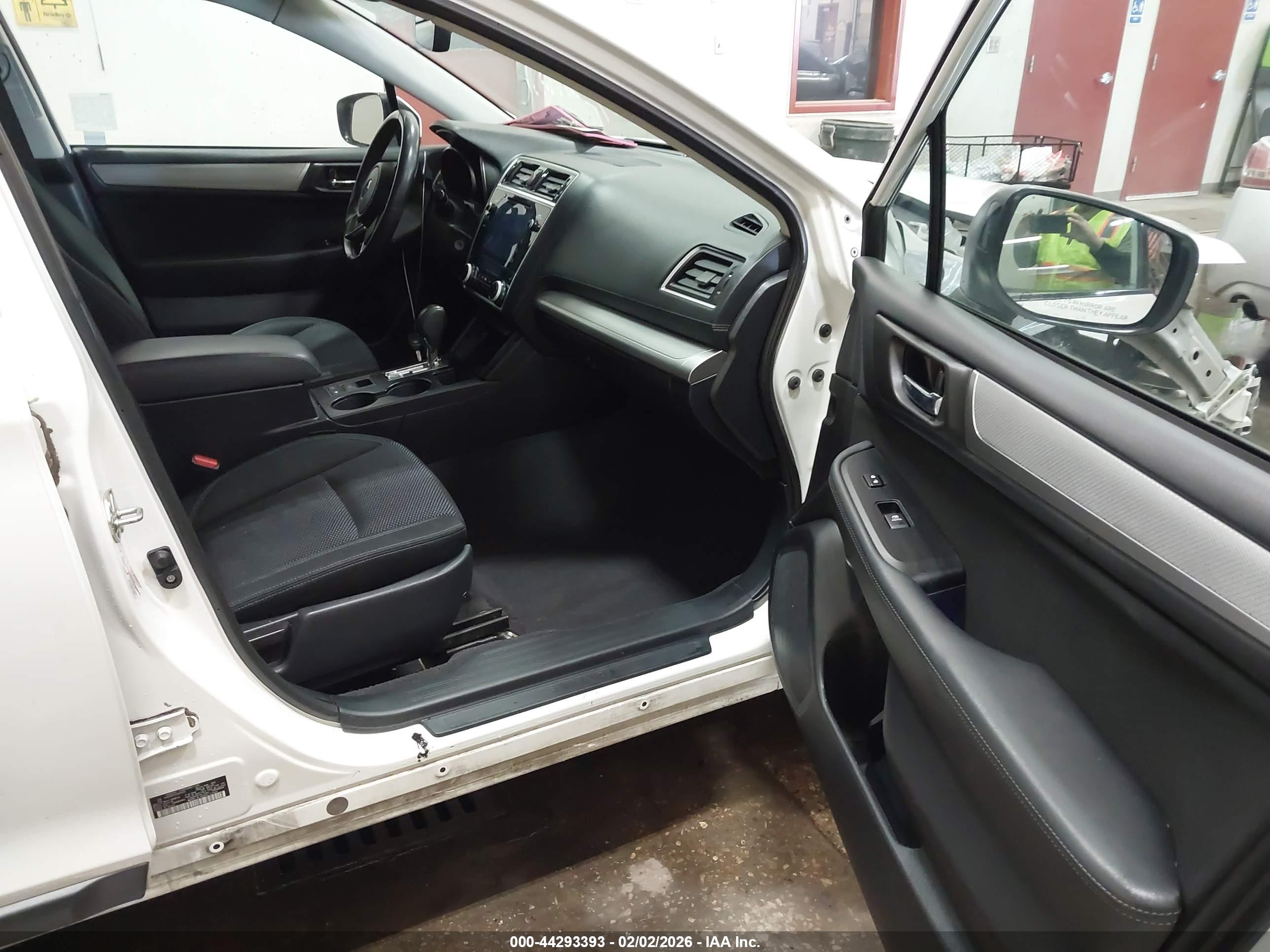 SUBARU OUTBACK image 5