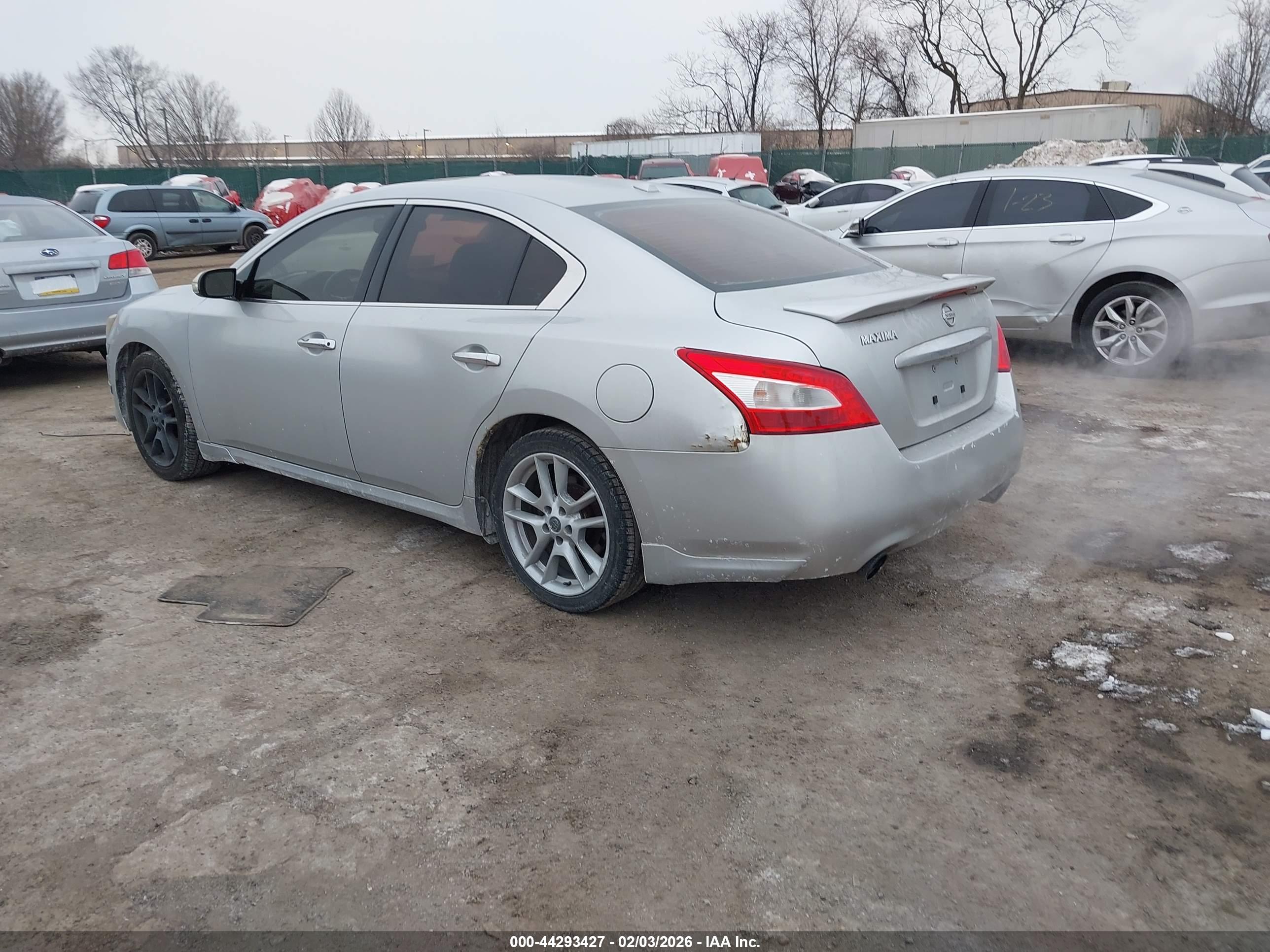NISSAN MAXIMA image 3