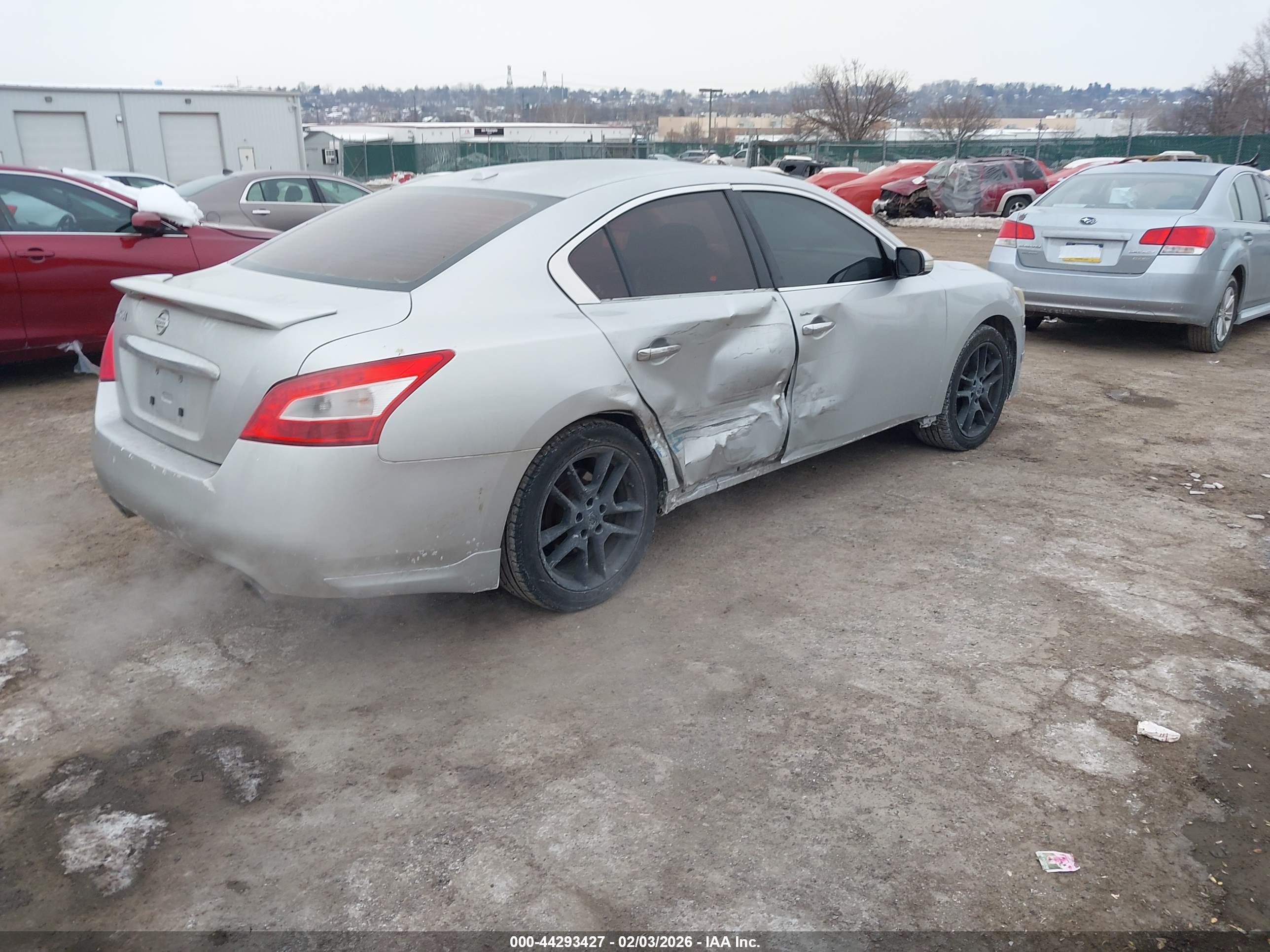 NISSAN MAXIMA image 4