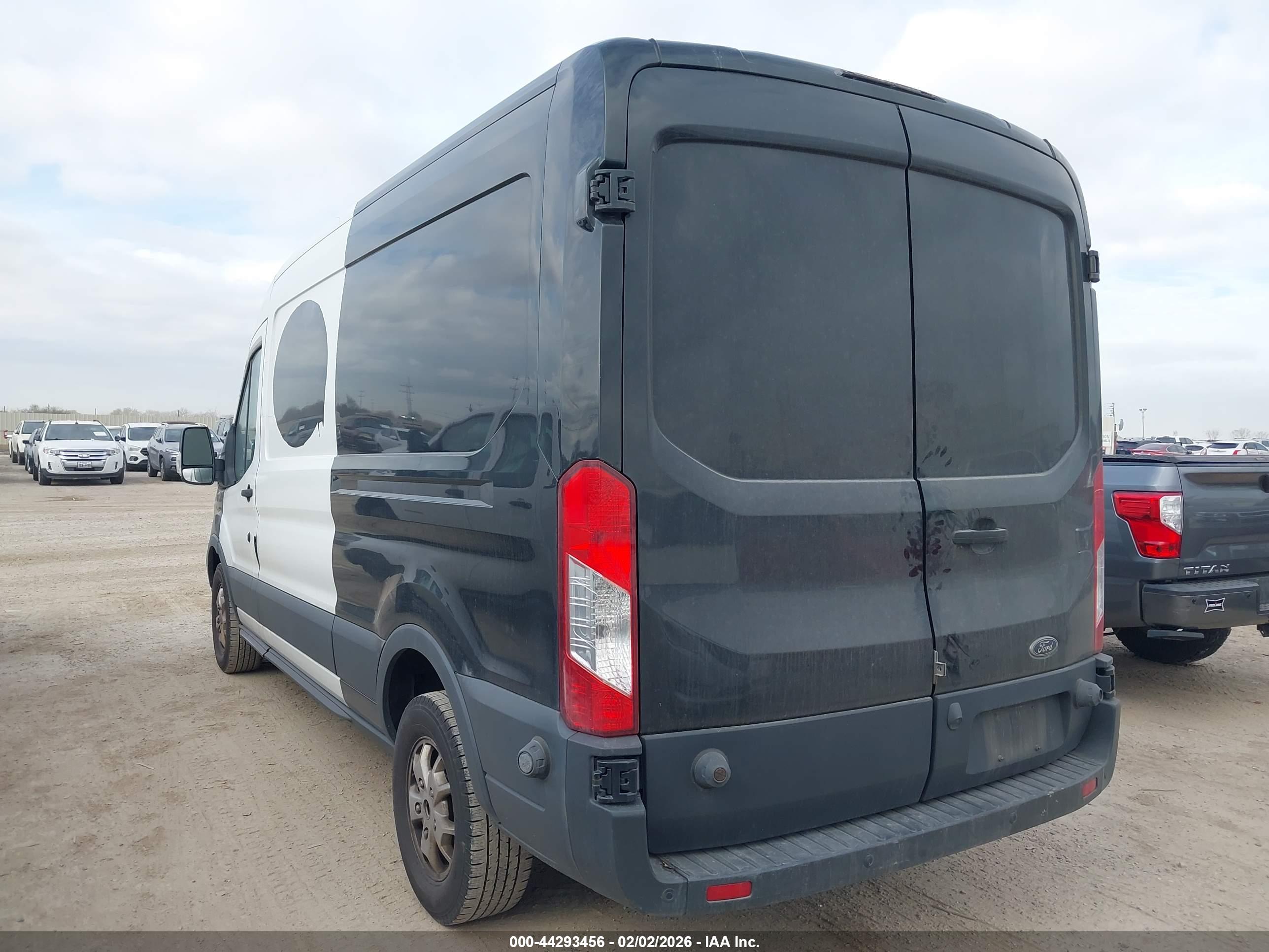 FORD TRANSIT-250 image 3