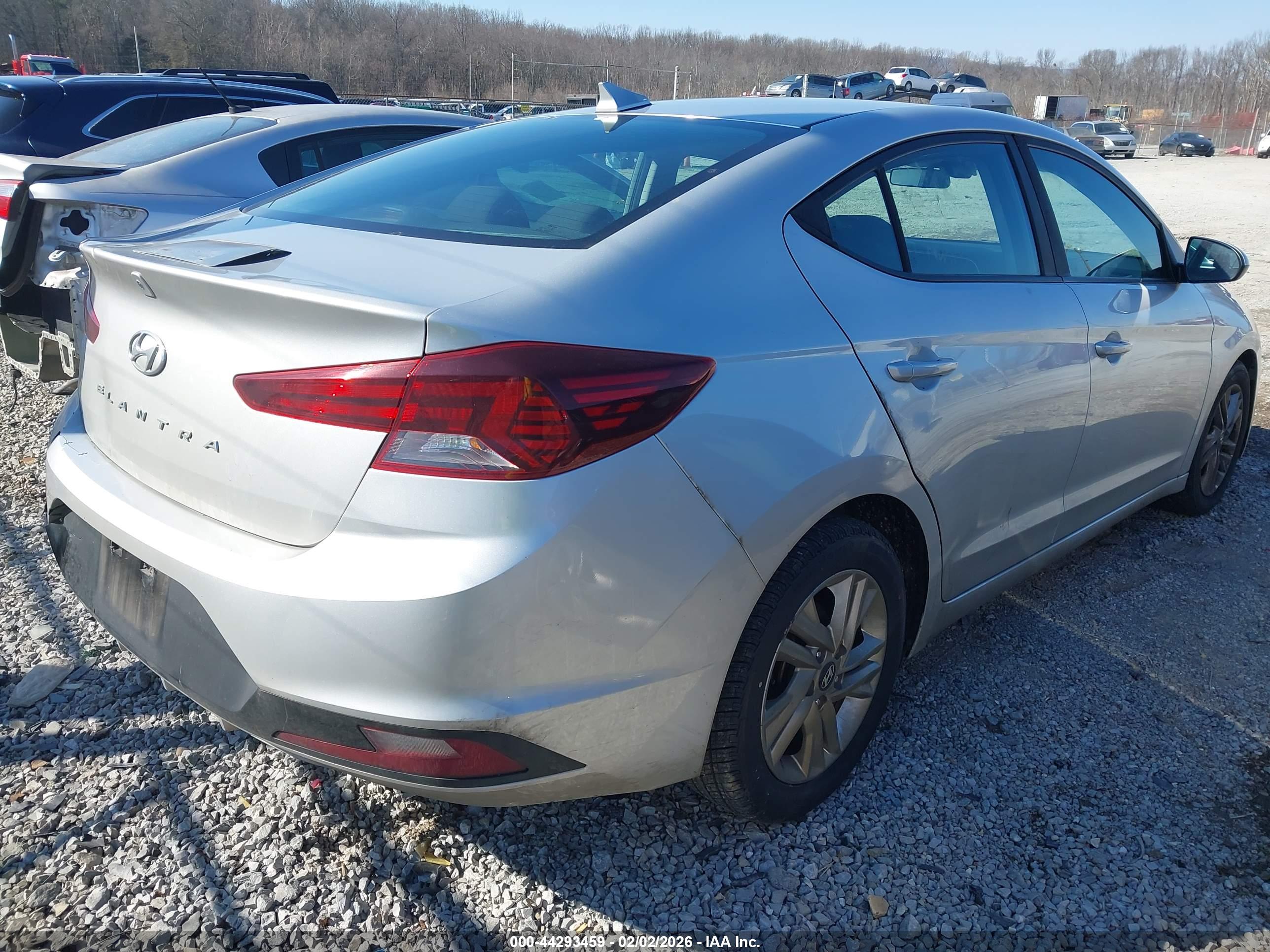 HYUNDAI ELANTRA image 4