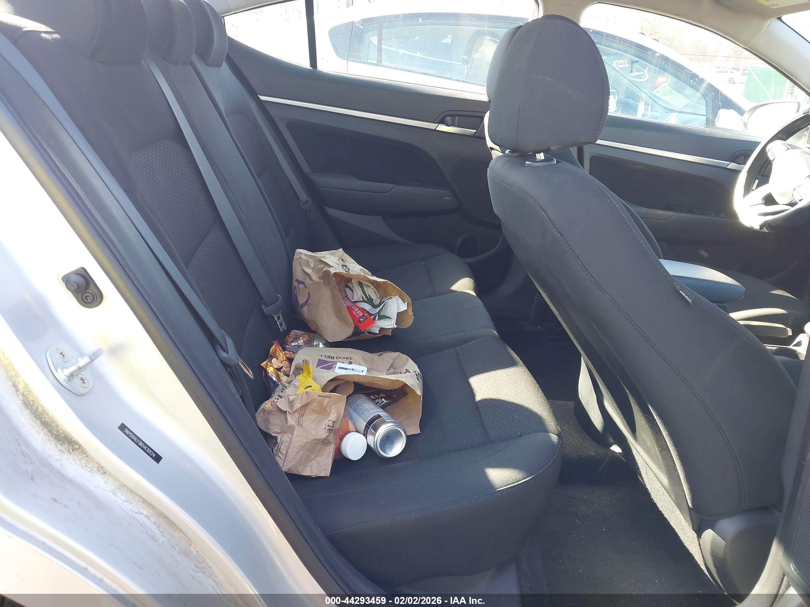HYUNDAI ELANTRA image 8