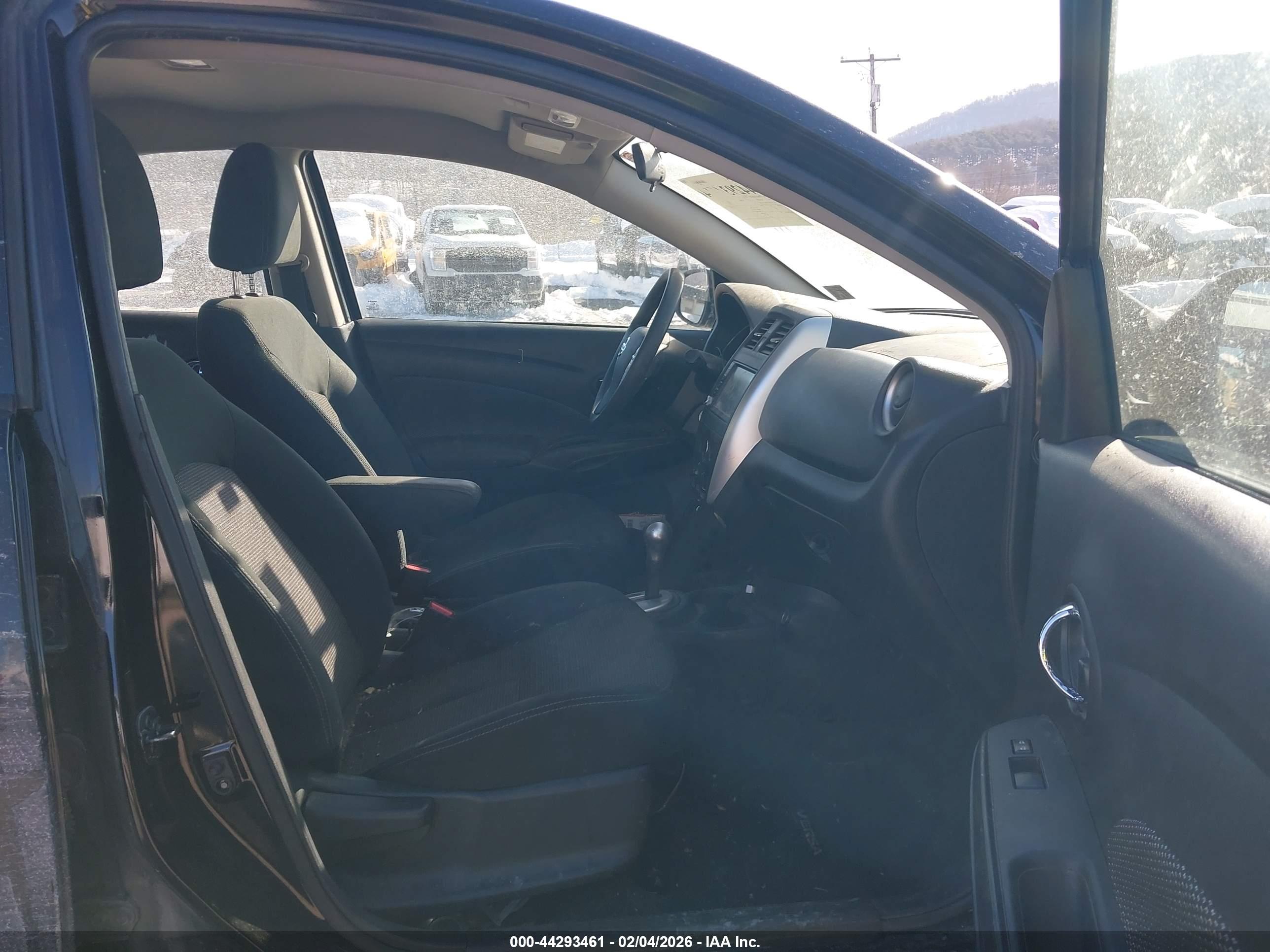 NISSAN VERSA image 5
