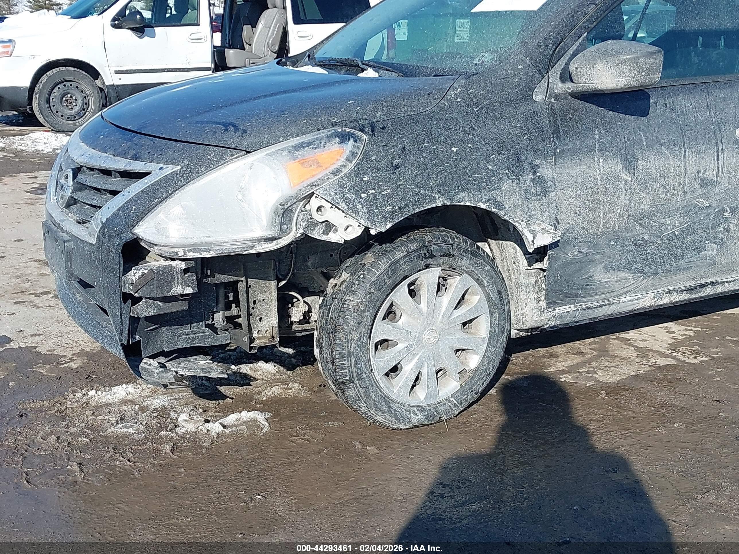 NISSAN VERSA image 6