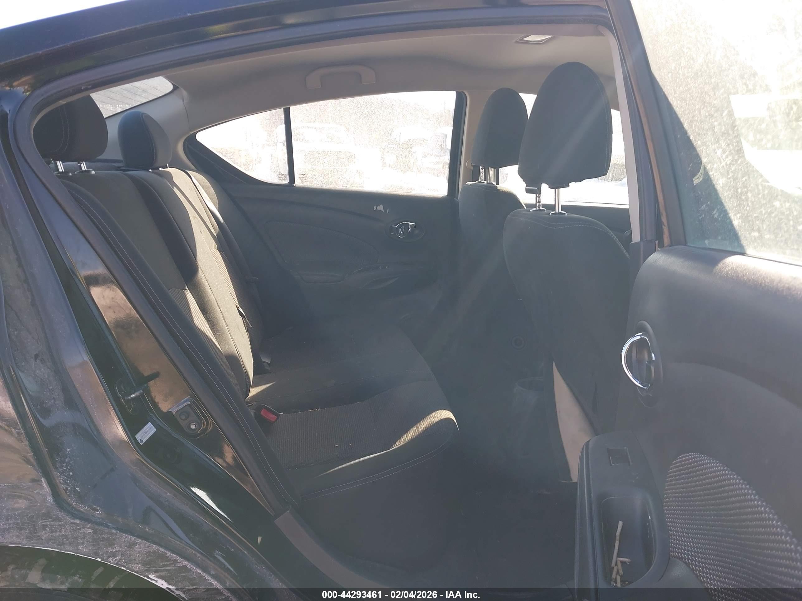 NISSAN VERSA image 8