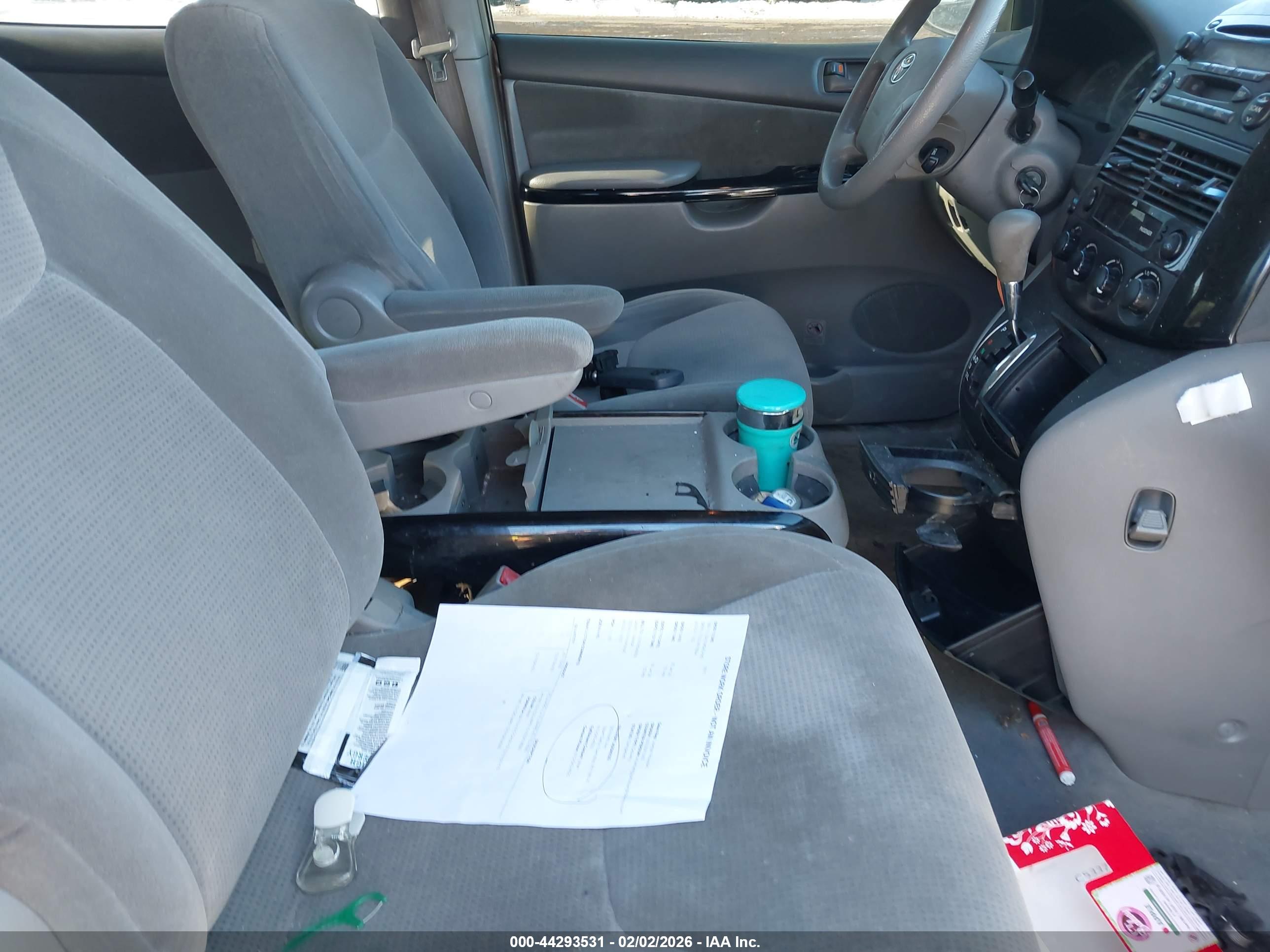 TOYOTA SIENNA image 5