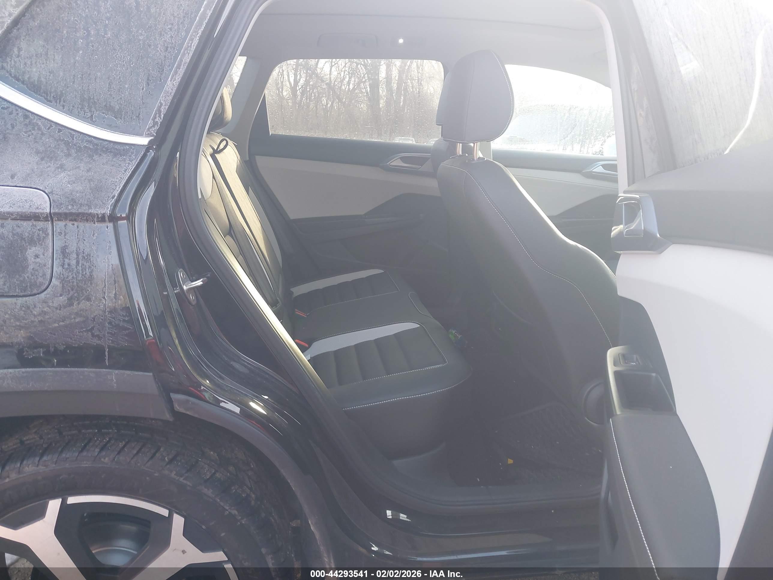 VOLKSWAGEN TAOS image 8