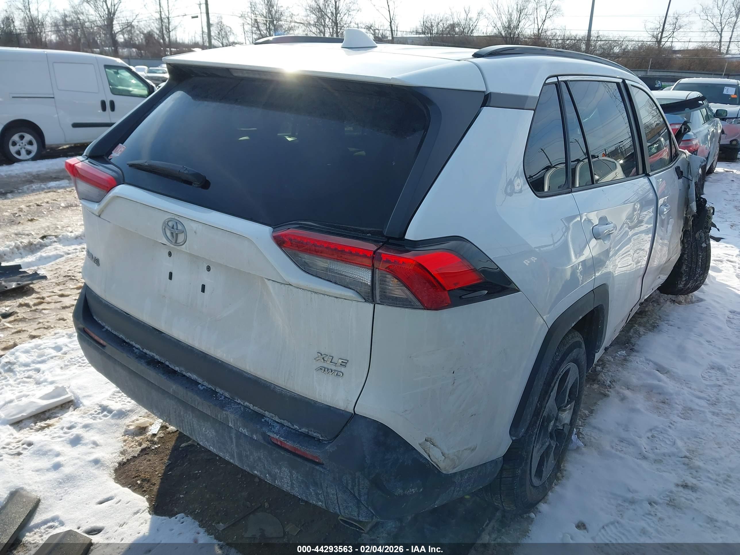 TOYOTA RAV4 image 4