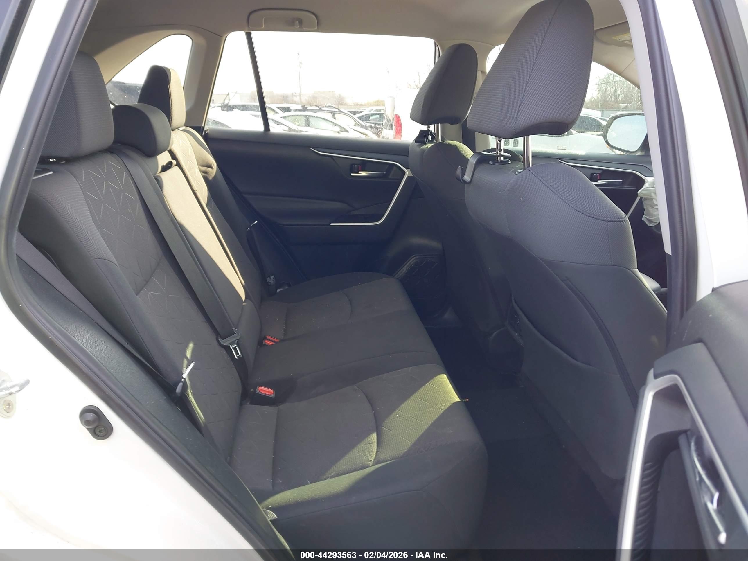 TOYOTA RAV4 image 8