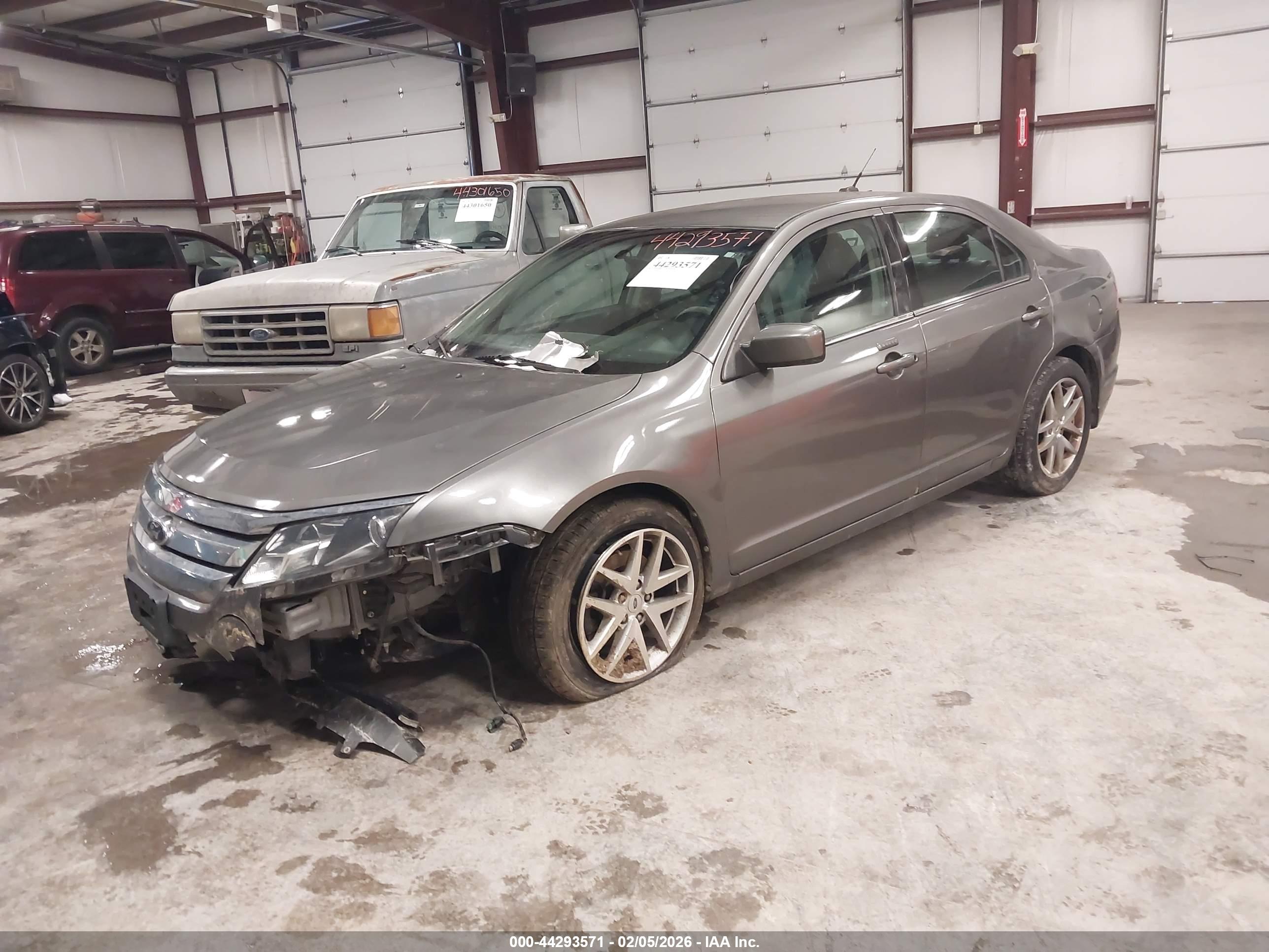 FORD FUSION image 2