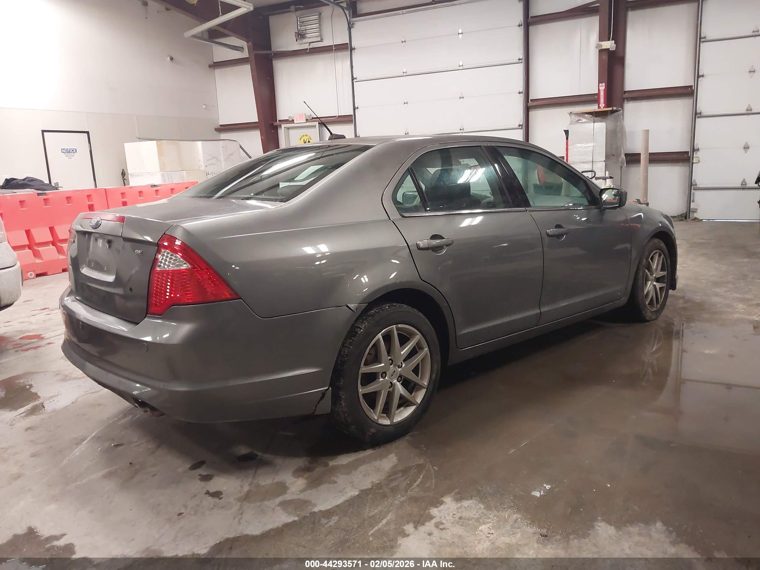 FORD FUSION image 4