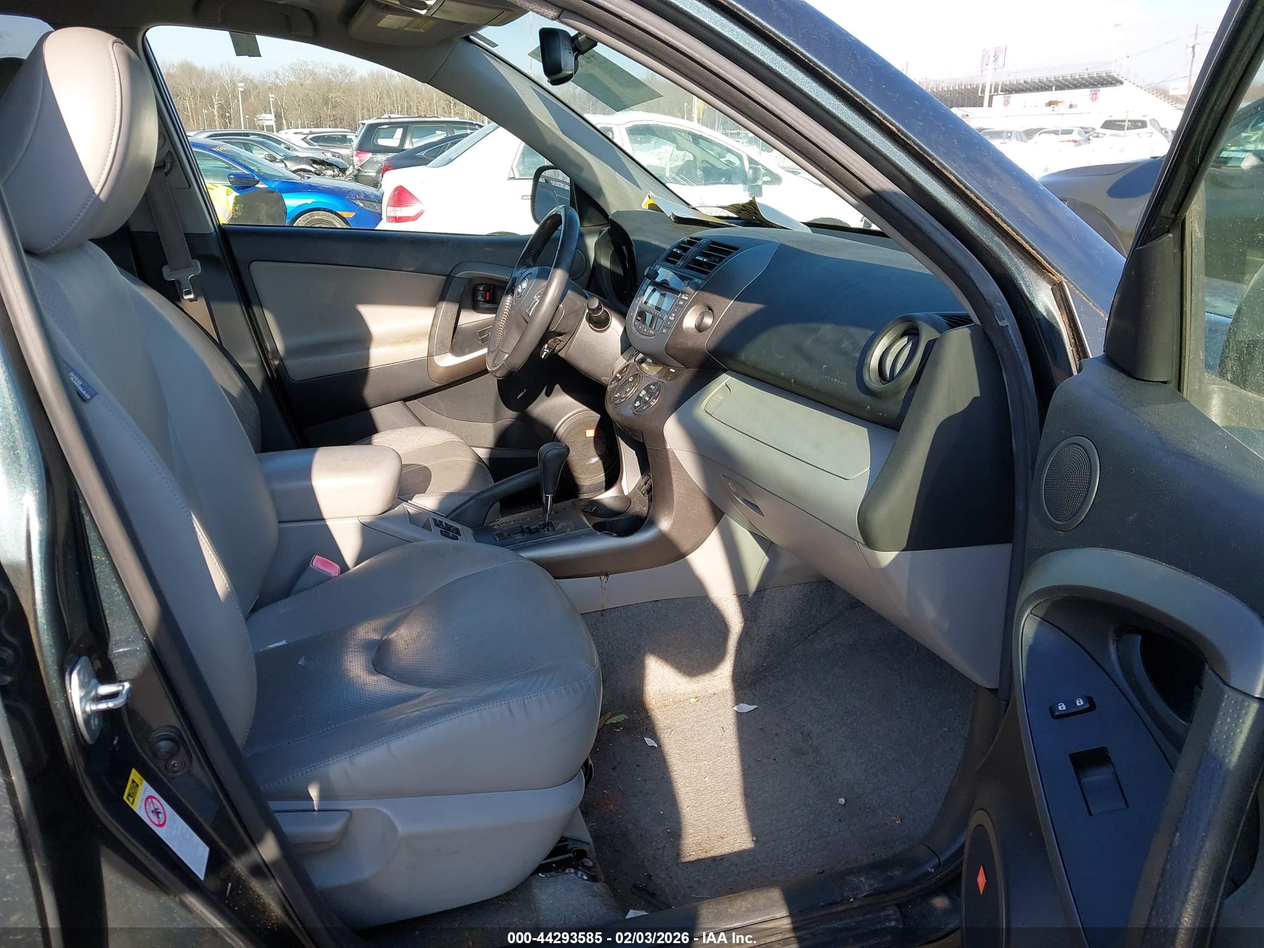 TOYOTA RAV4 image 5