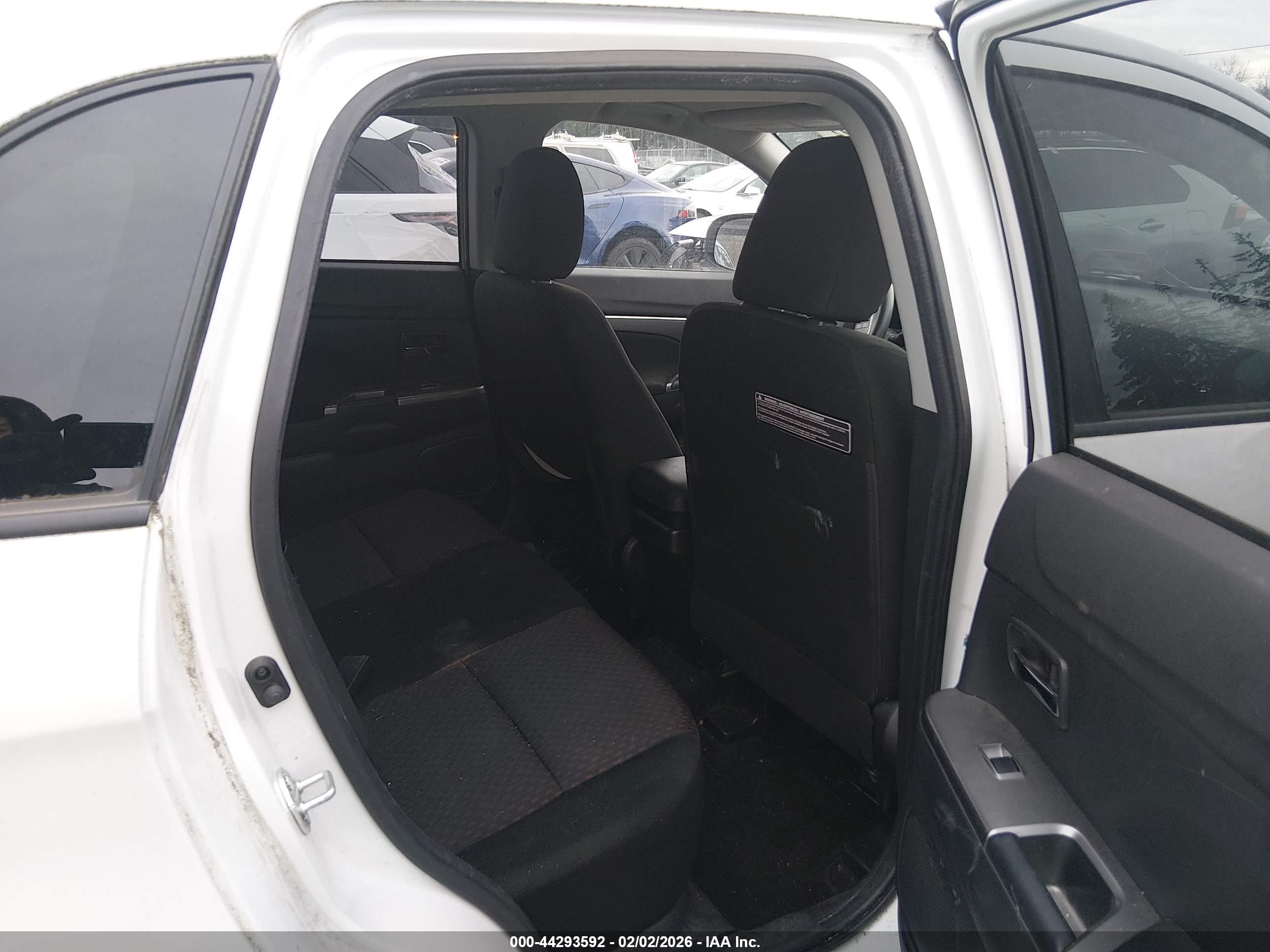 MITSUBISHI OUTLANDER image 8
