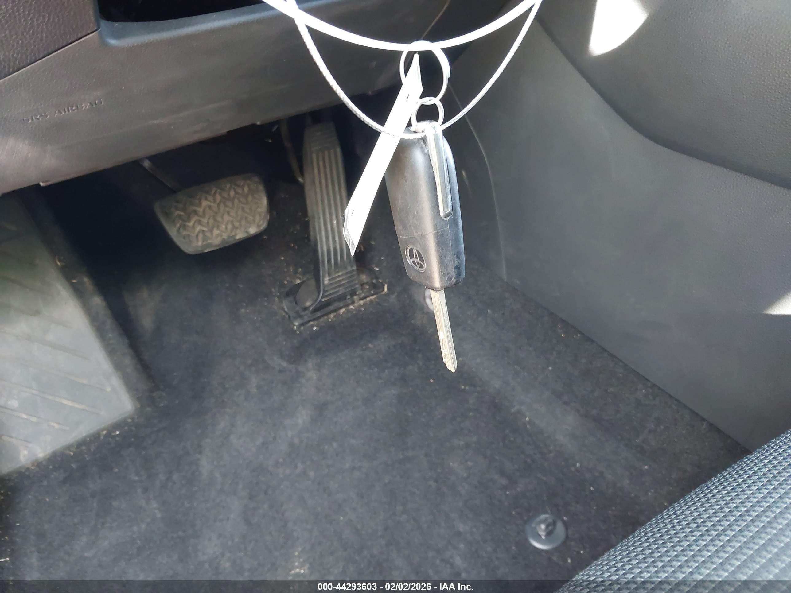 TOYOTA RAV4 image 11