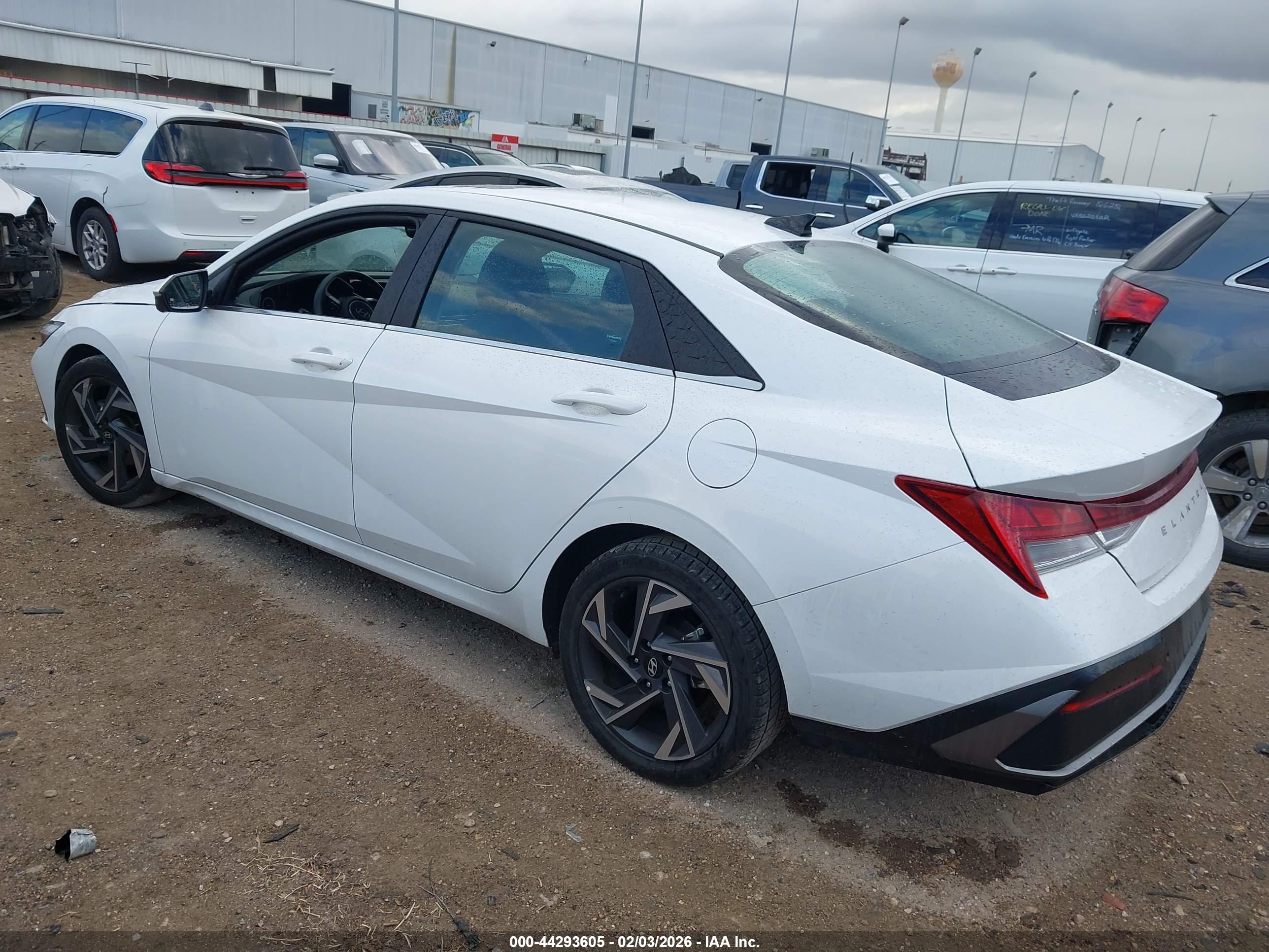 HYUNDAI ELANTRA image 3