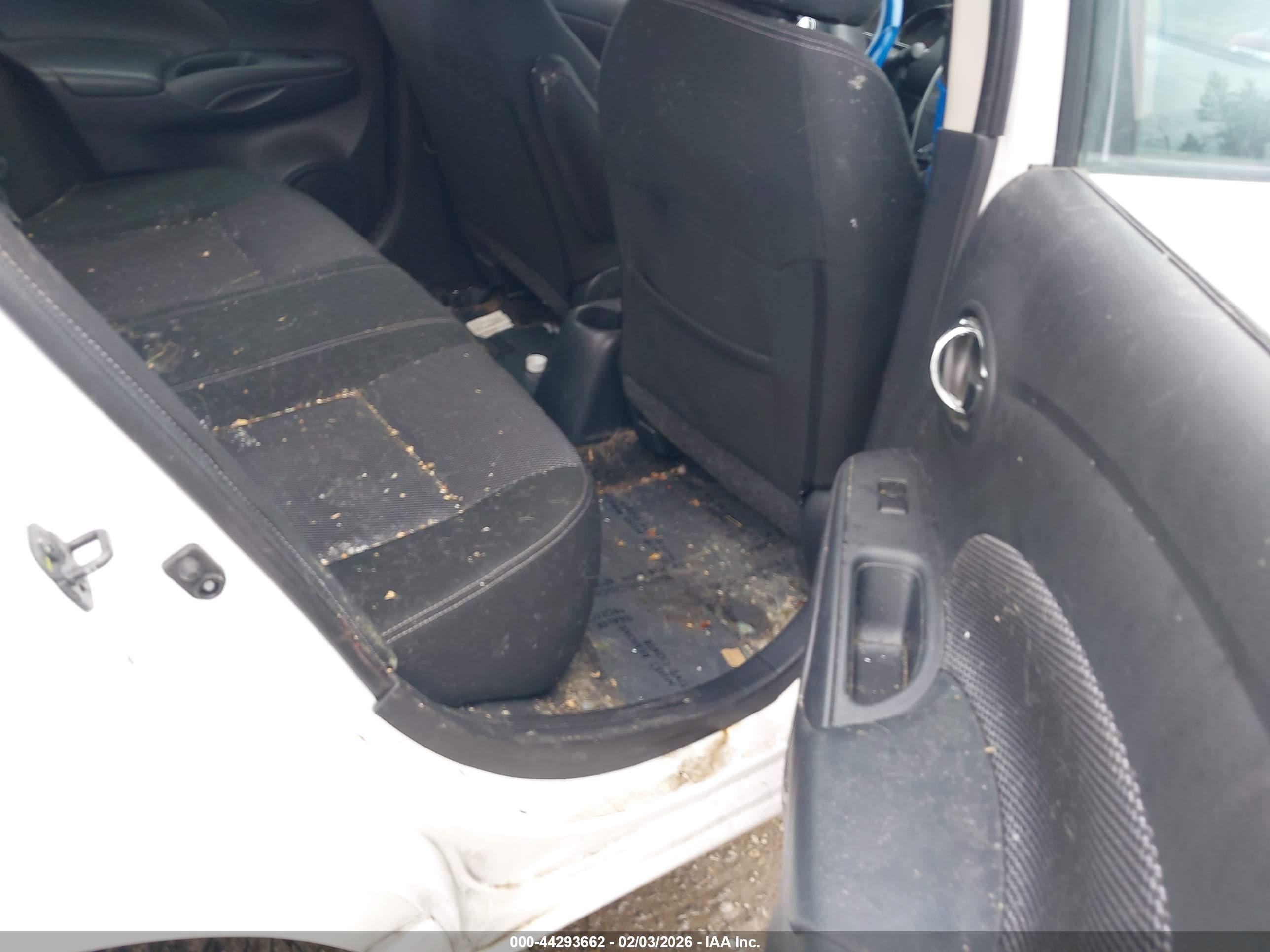 NISSAN VERSA image 8
