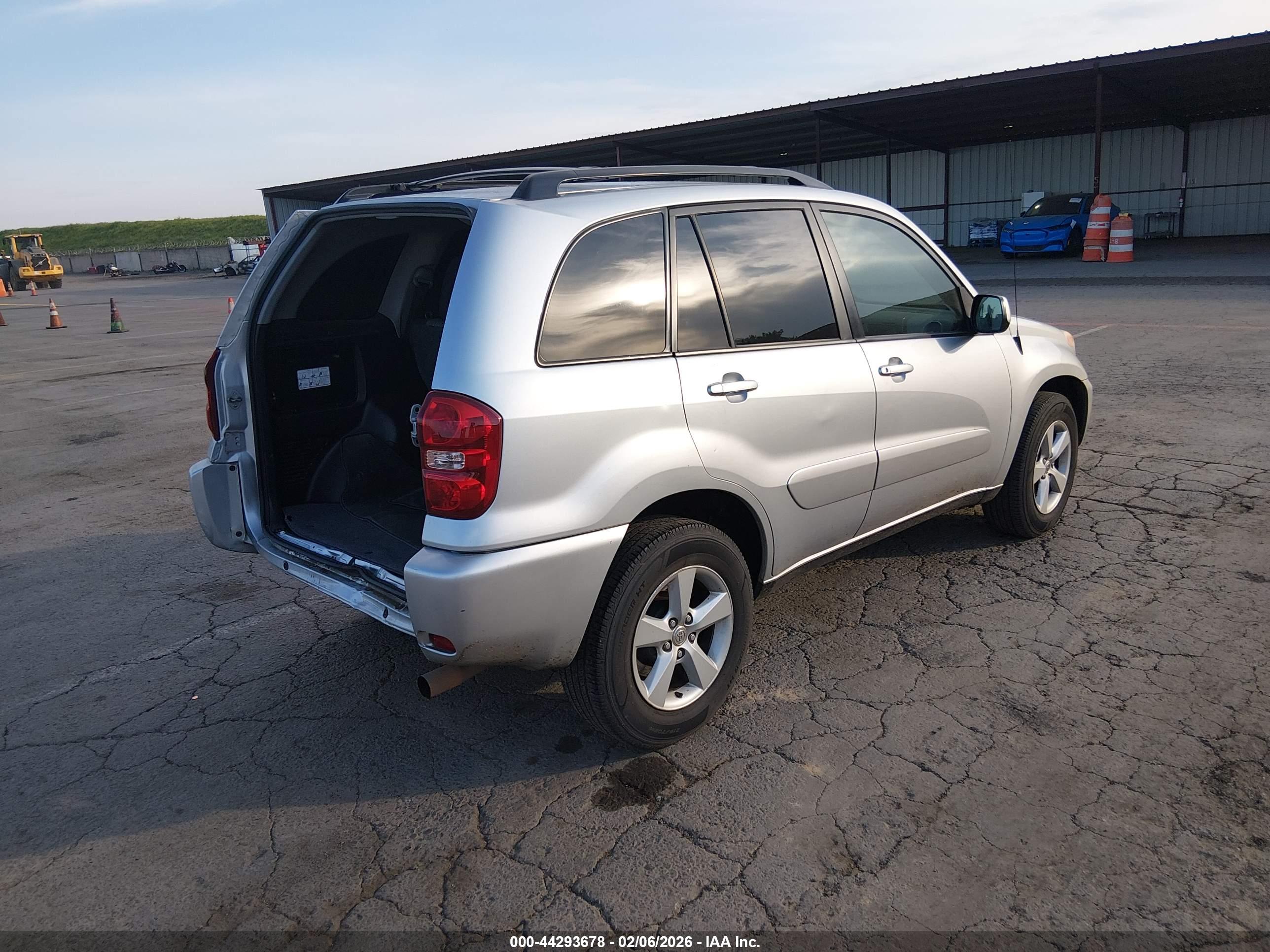TOYOTA RAV4 image 4