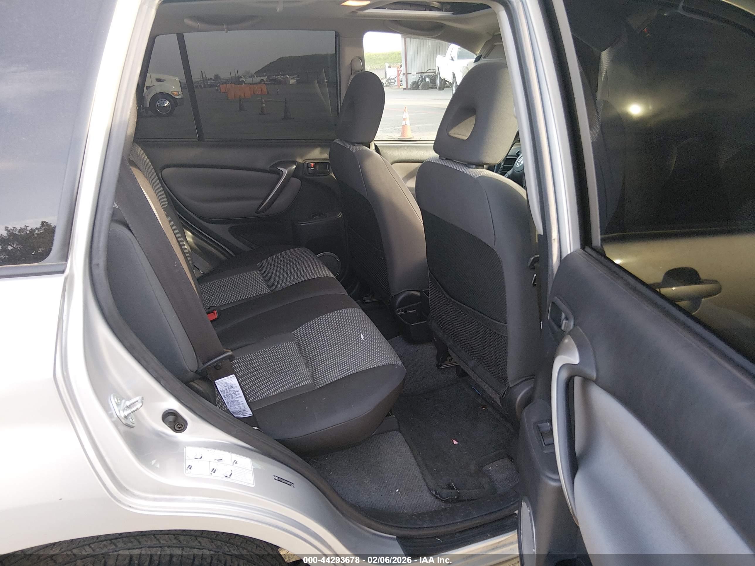 TOYOTA RAV4 image 8